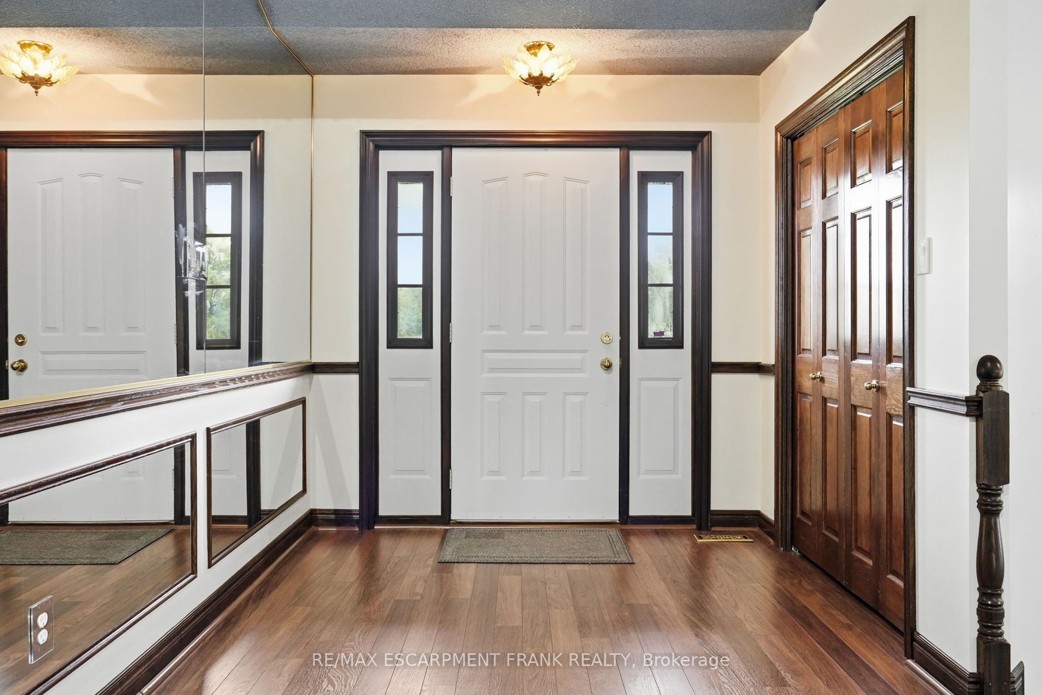 1046 Book Road W