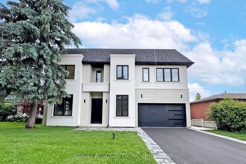 32 Cossar Avenue Aurora ON L4G 3N8
