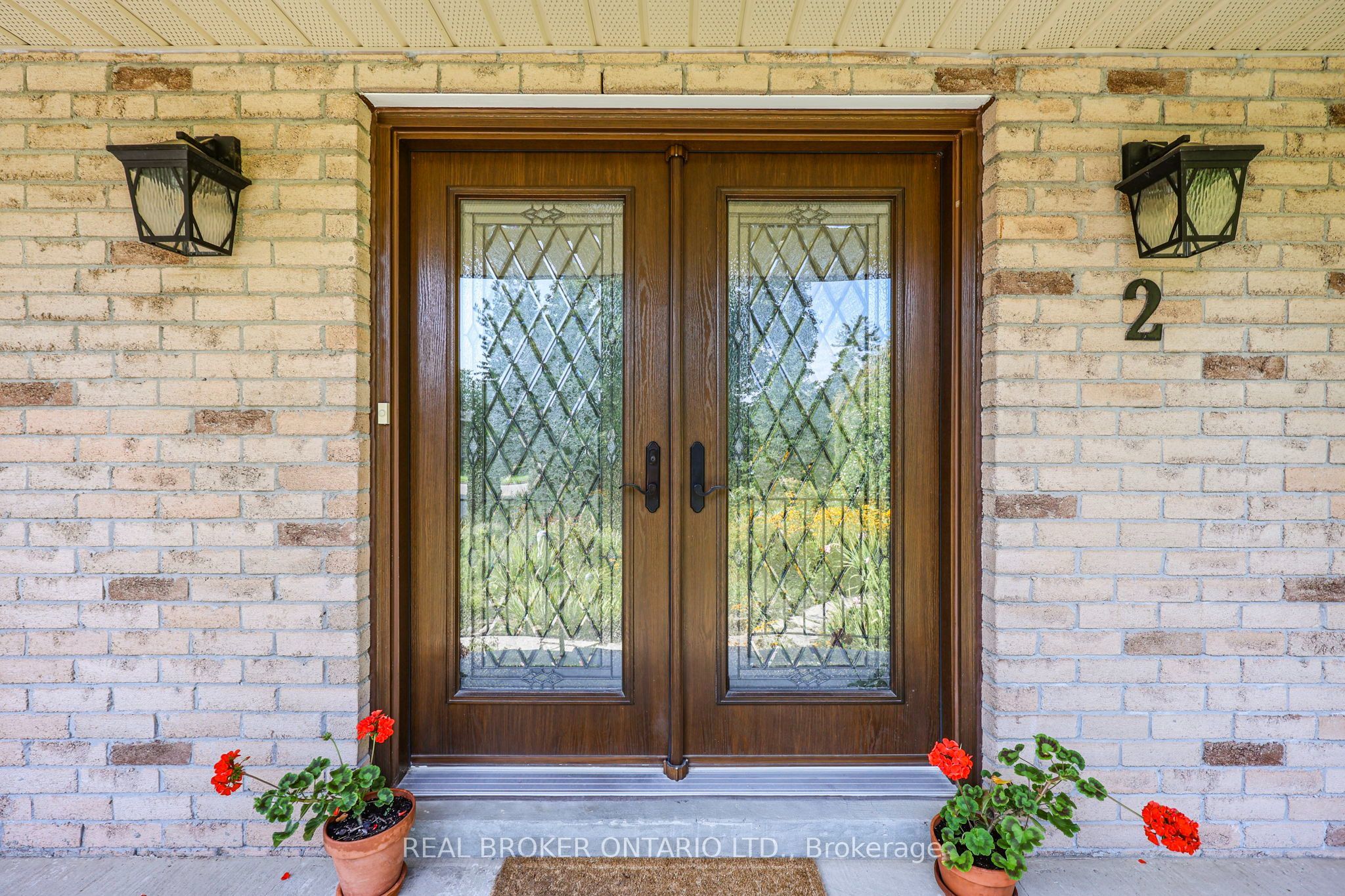 2 Amberglen Court