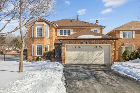 1252 Sweetbirch Court Mississauga ON L5C 3R3