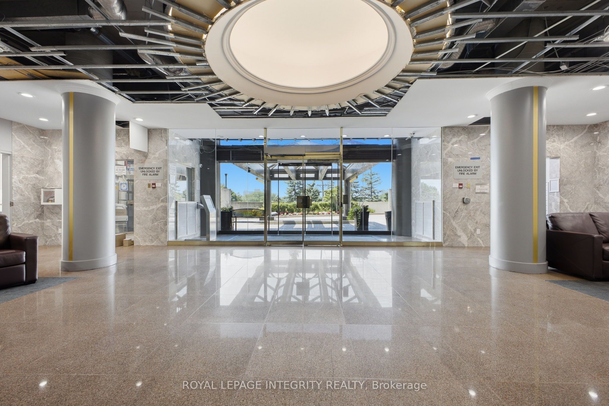 545 St Laurent Boulevard 803