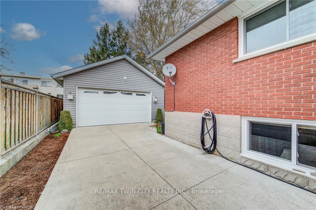 18 QUEENSTON Crescent