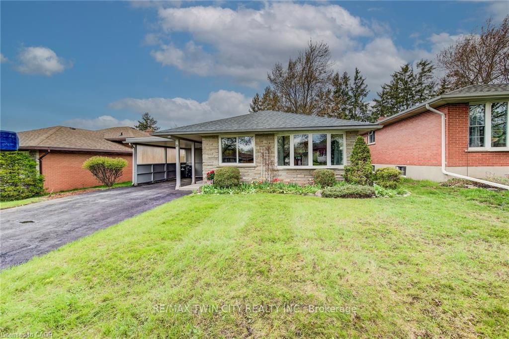 18 QUEENSTON Crescent