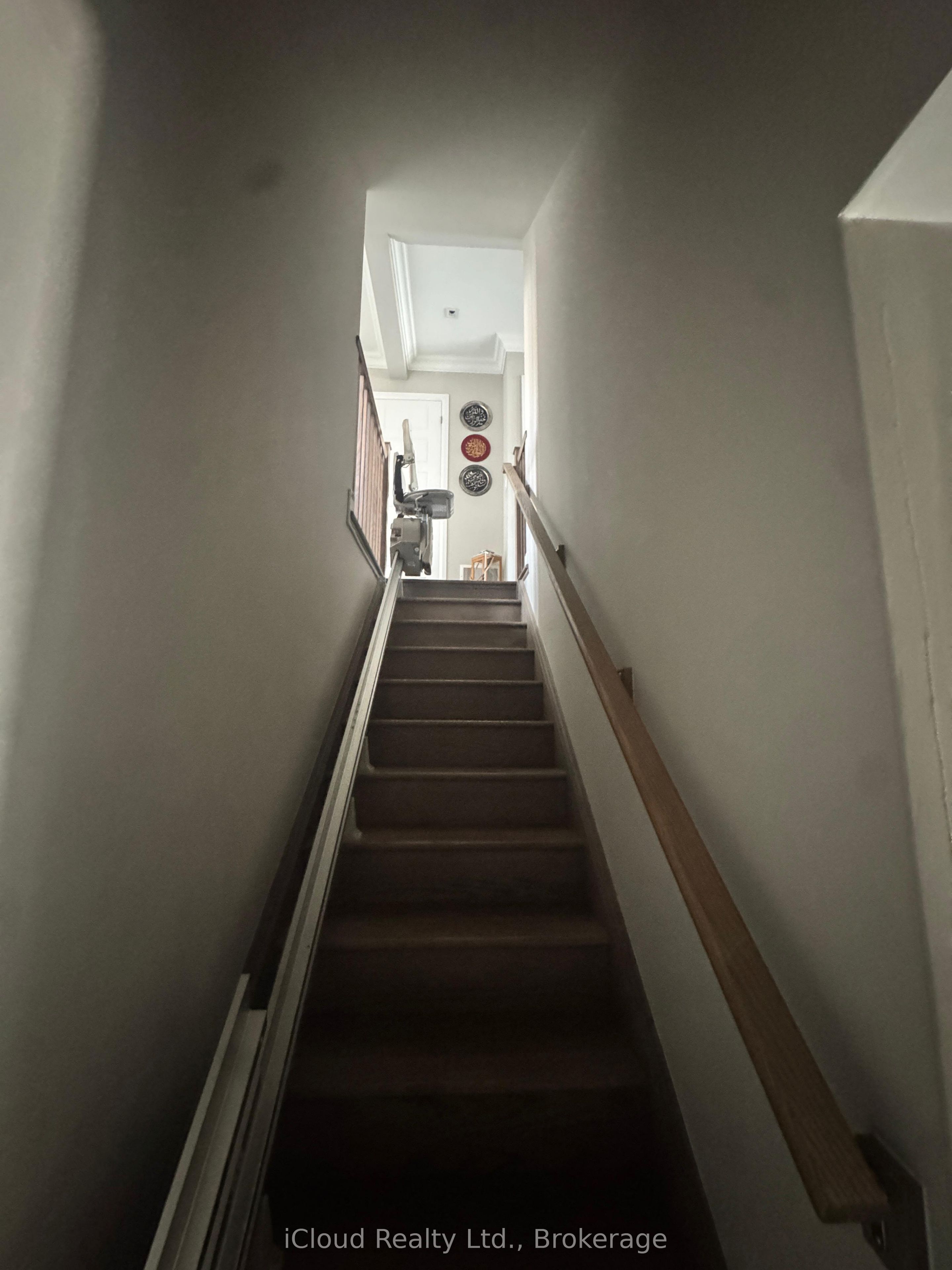 126 Burnhamthorpe Road E