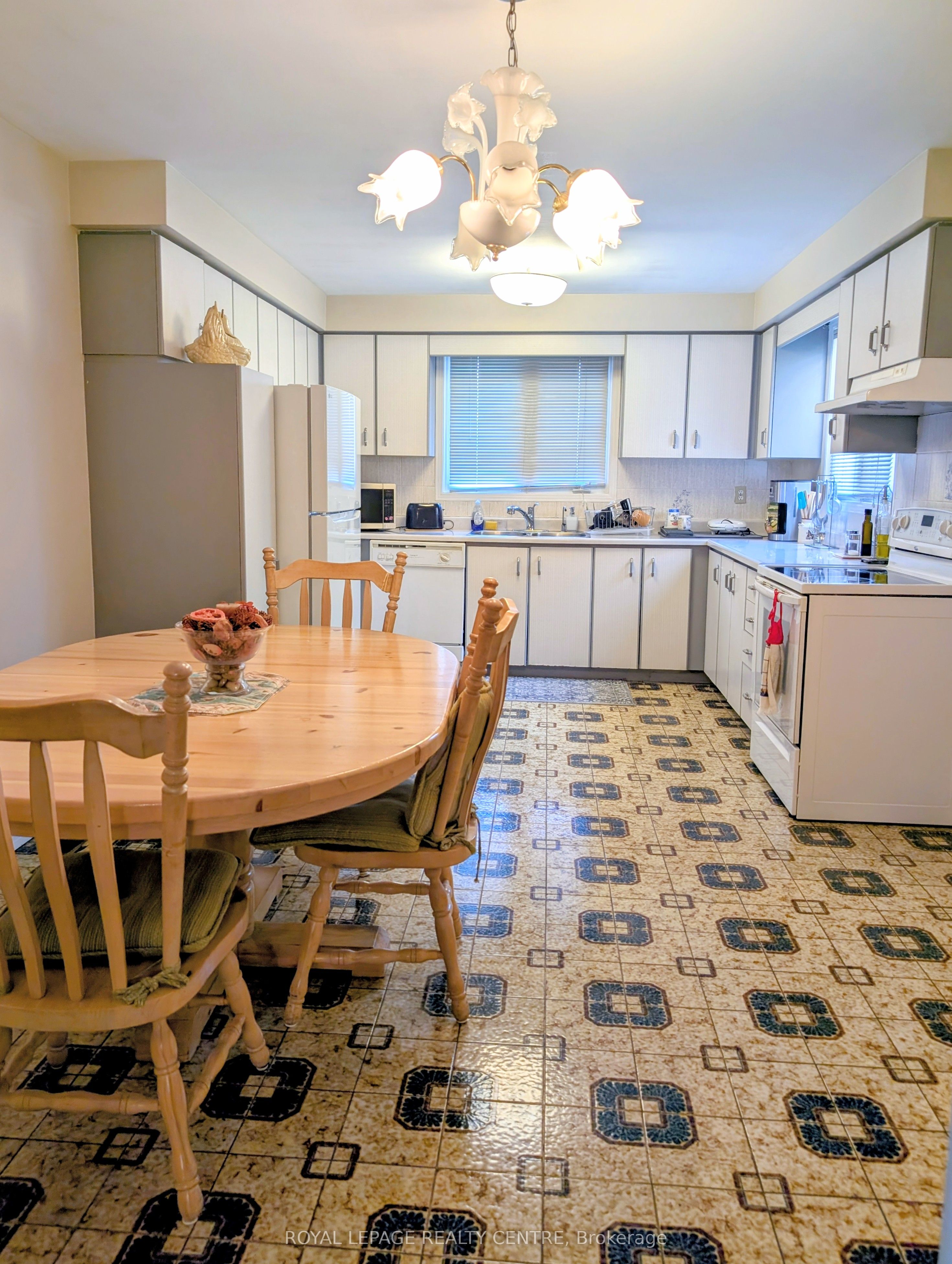 2560 Cynara Road