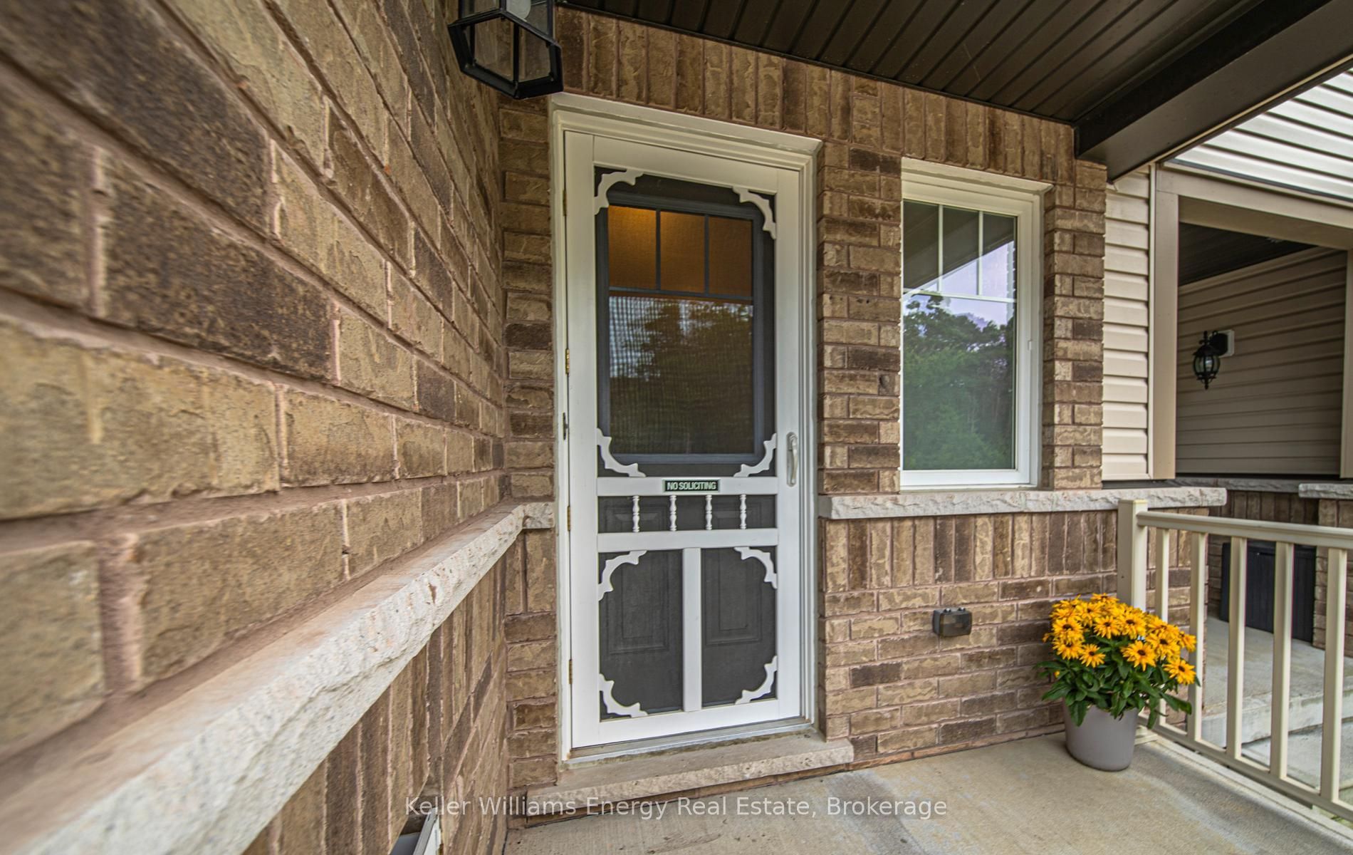 1640 Grandview Street N 18
