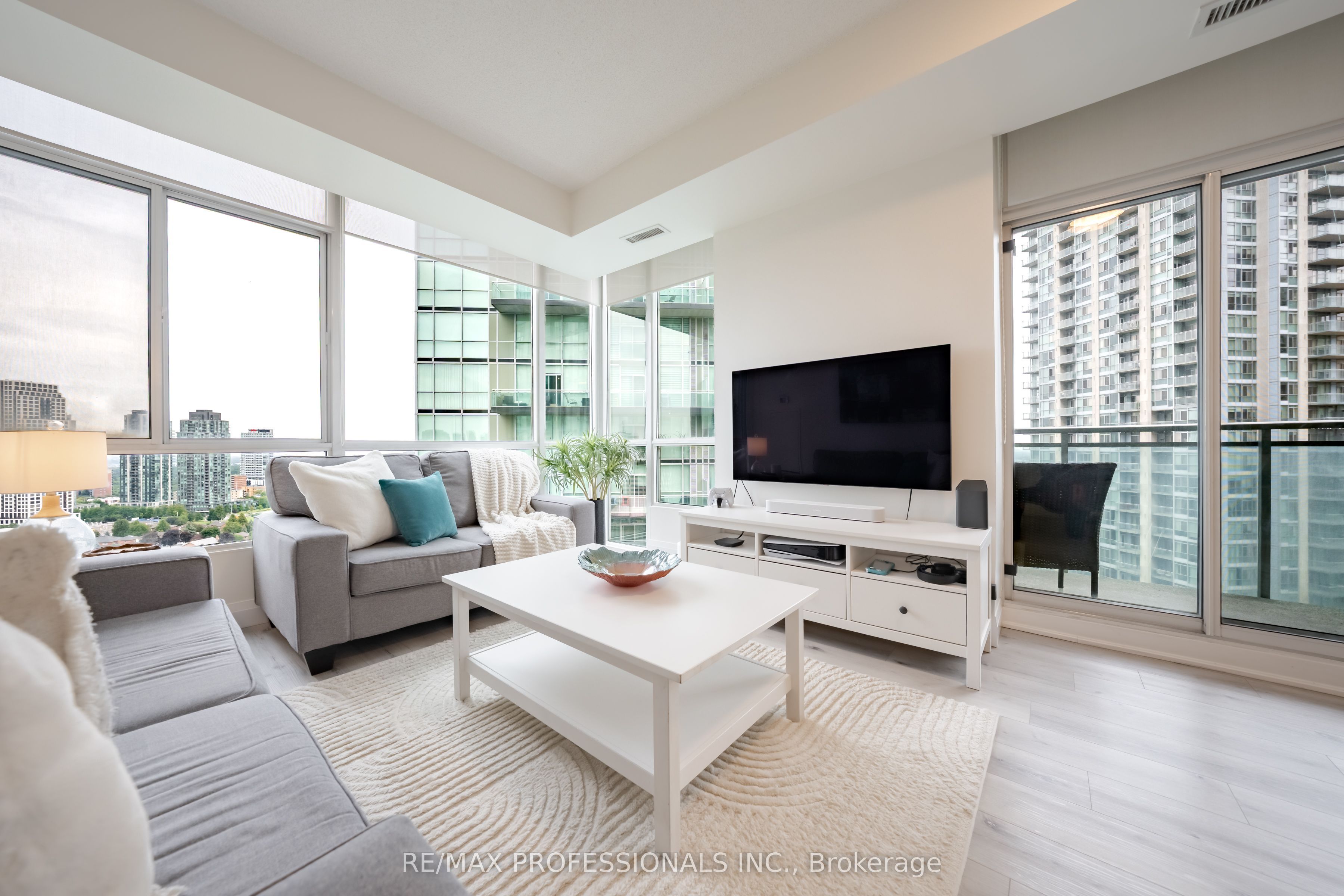 220 Burnhamthorpe Road W 2004