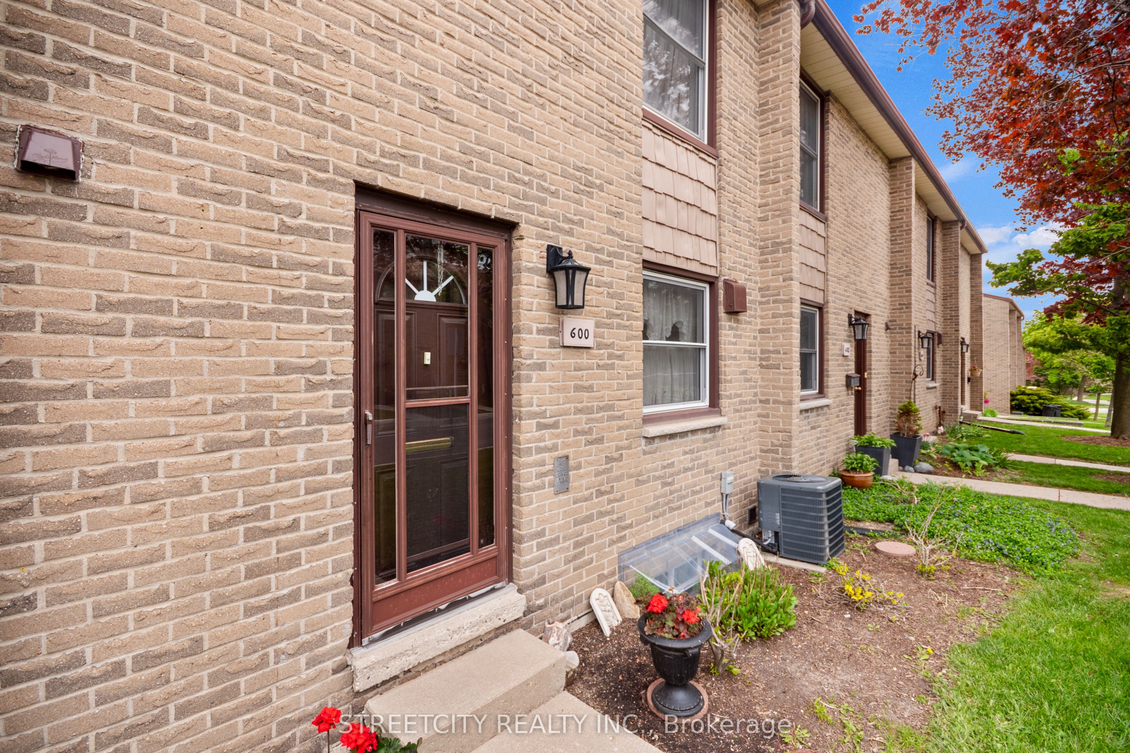 600 Wonderland Road S