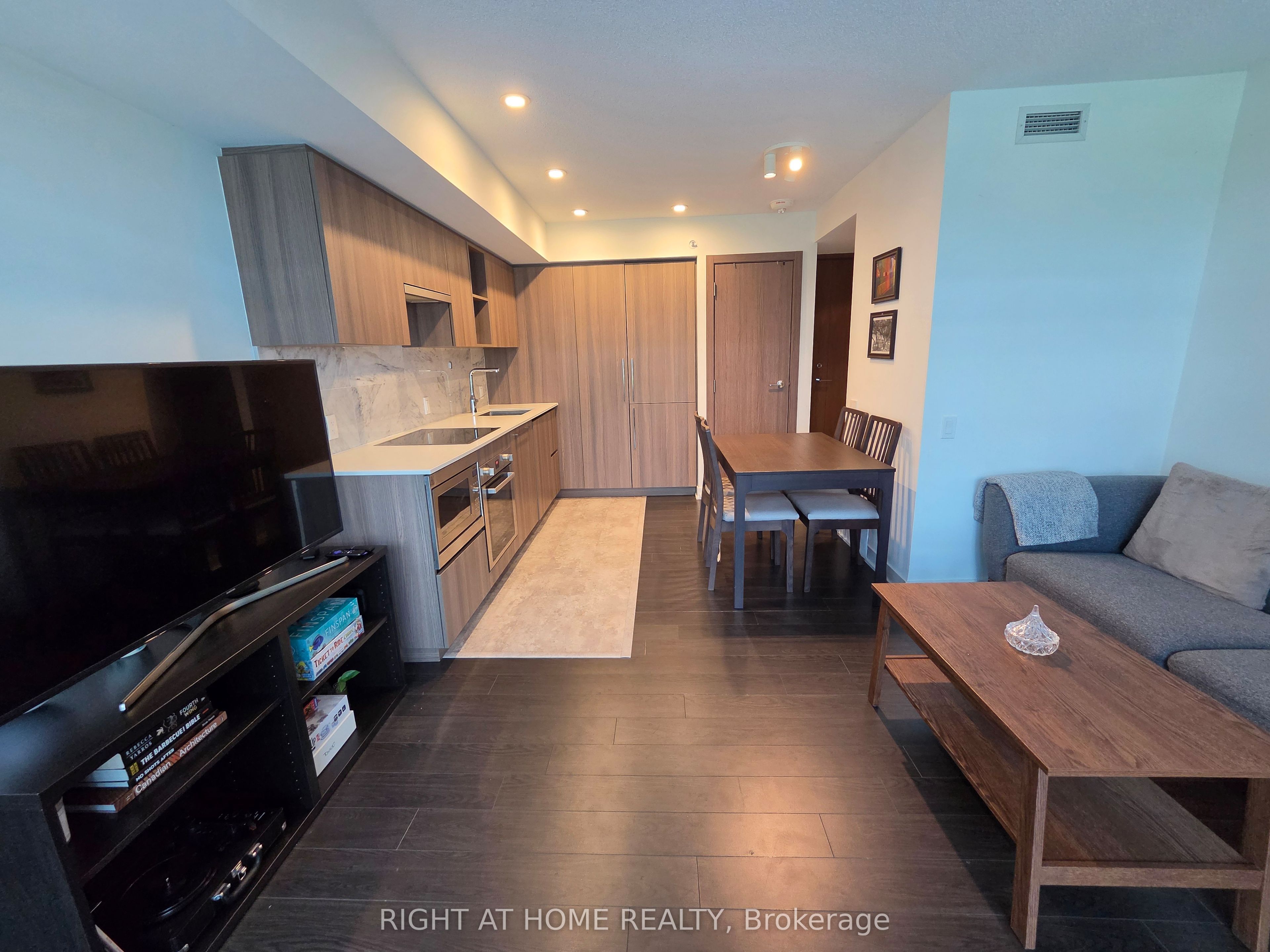 17 Bathurst Street 602