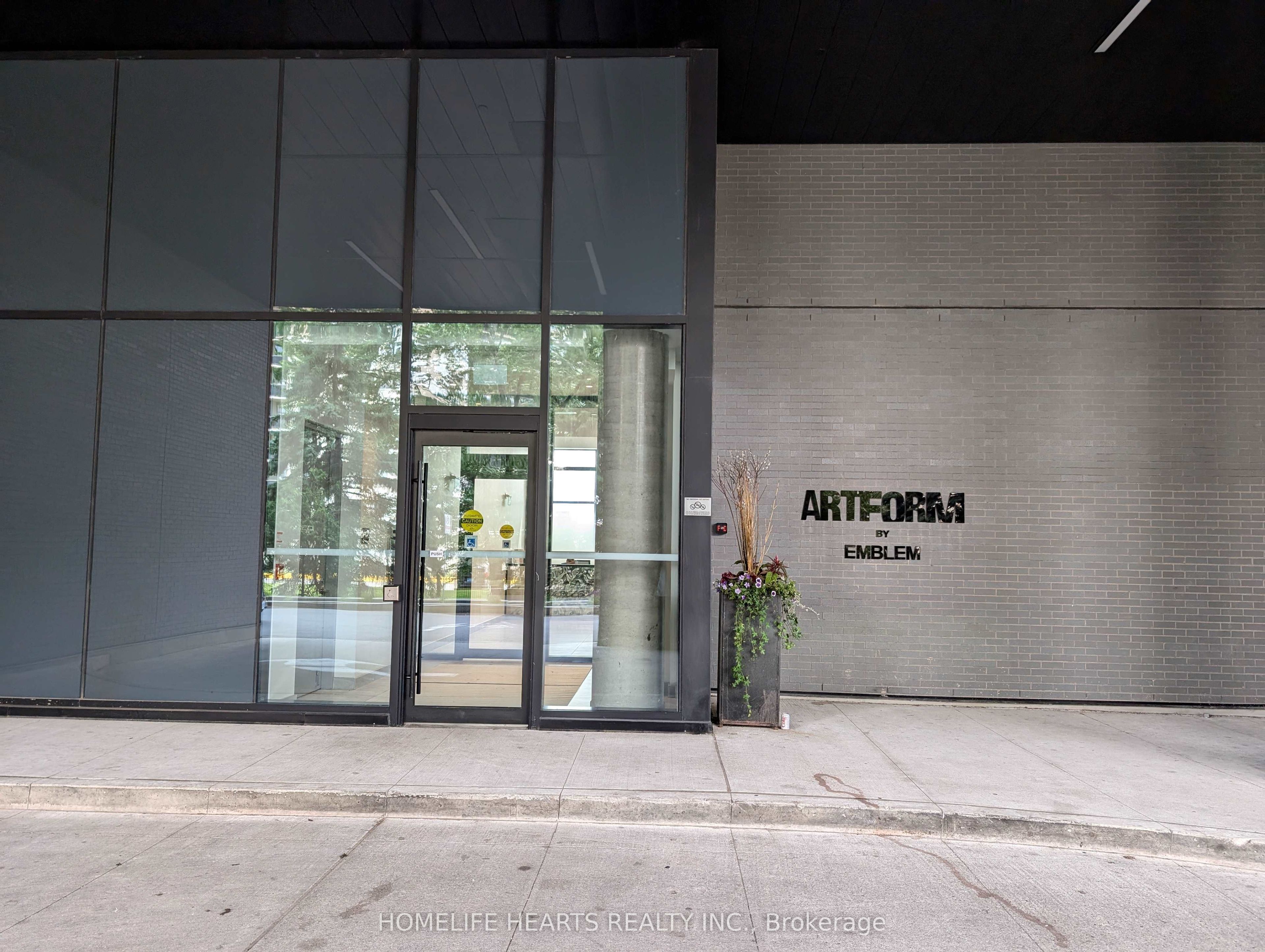 86 Dundas Street E 421