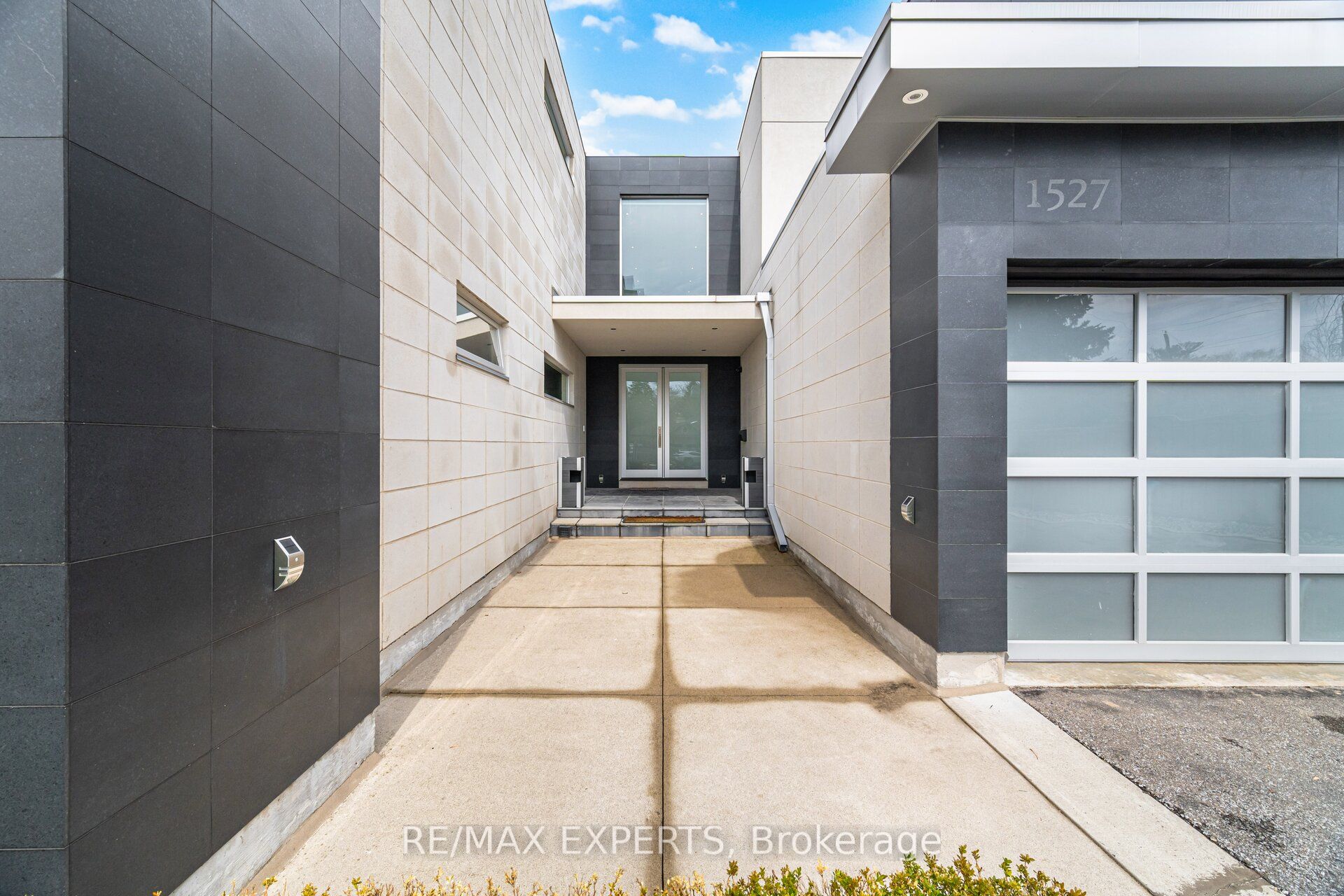 1527 Glenhill Crescent