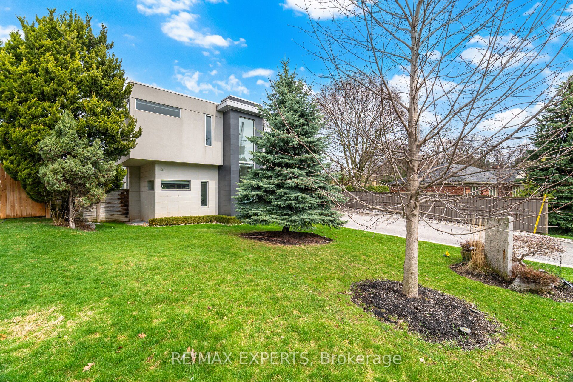 1527 Glenhill Crescent