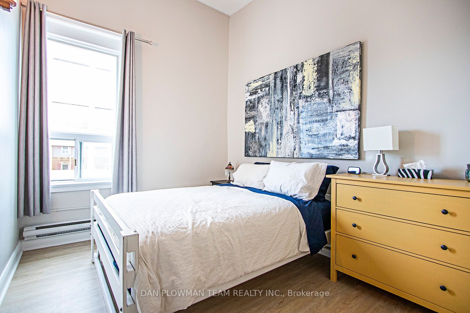 8-10 Simcoe Street N