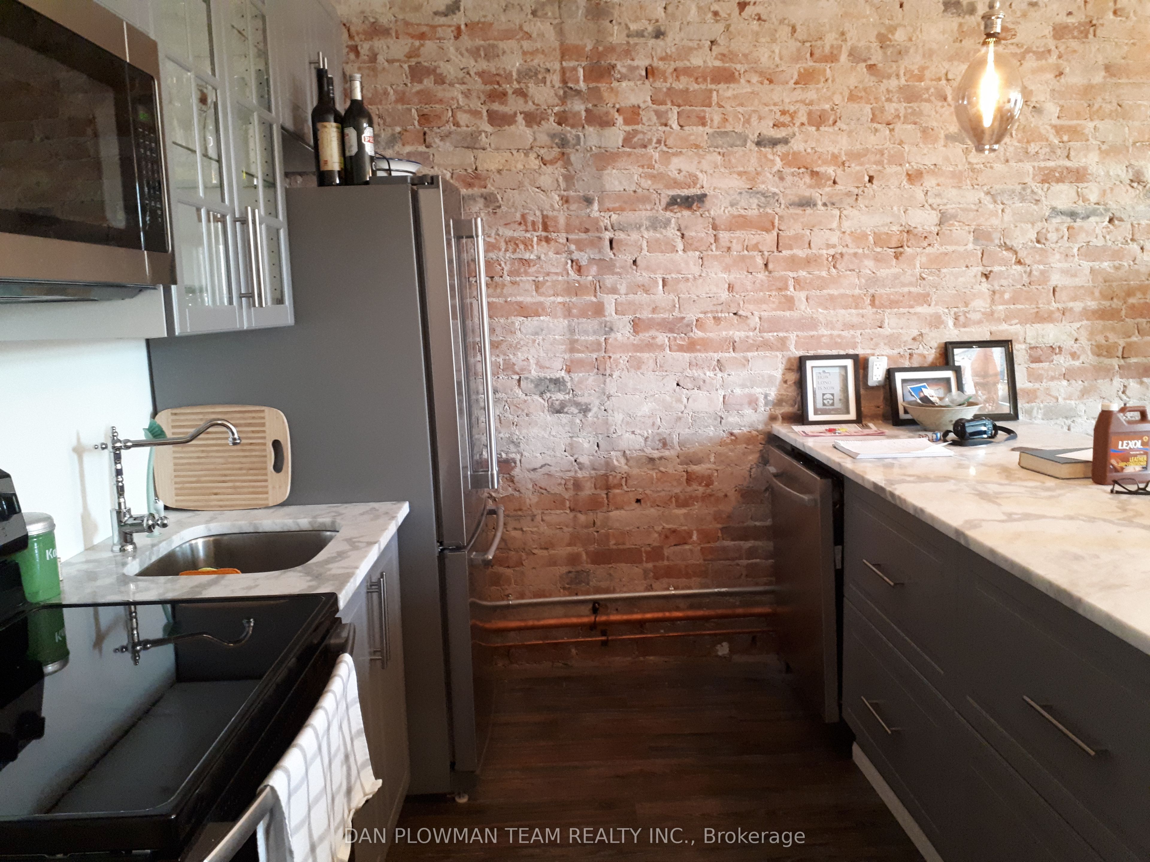 8-10 Simcoe Street N