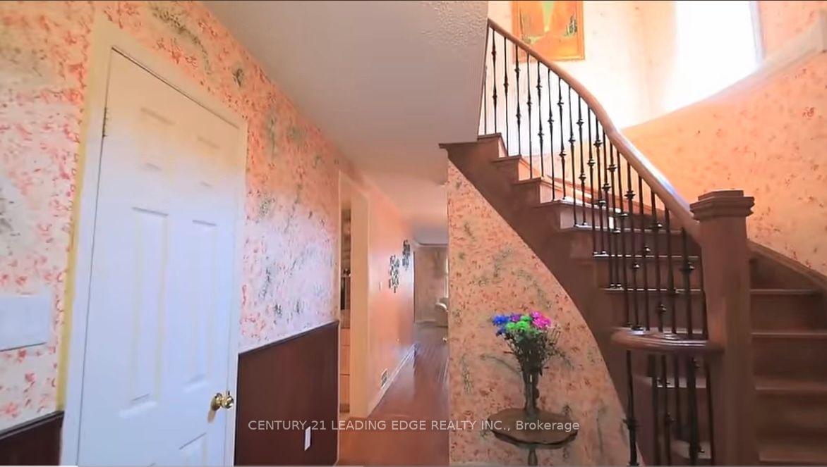 47 Hewitt Crescent E