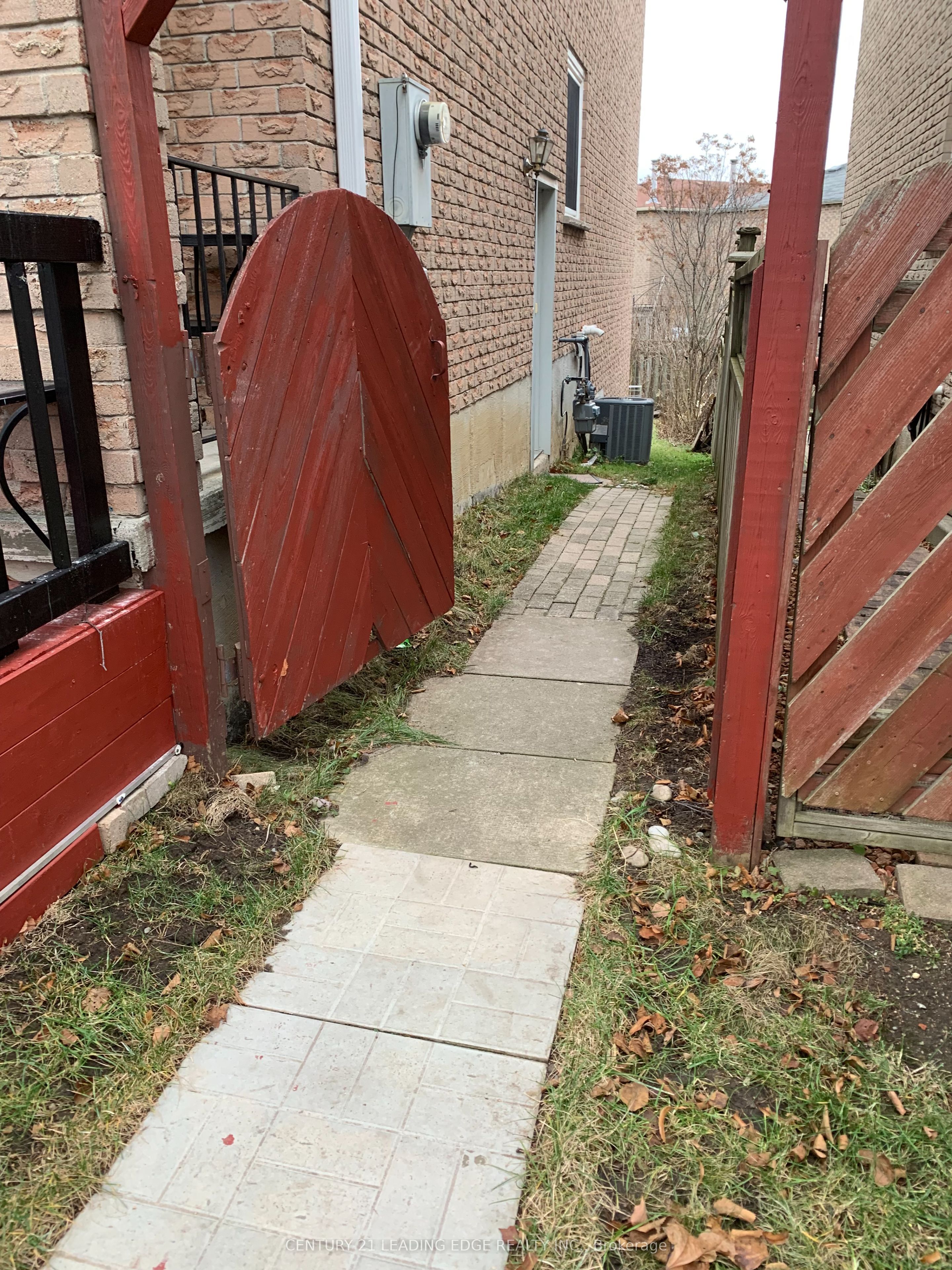 47 Hewitt Crescent E