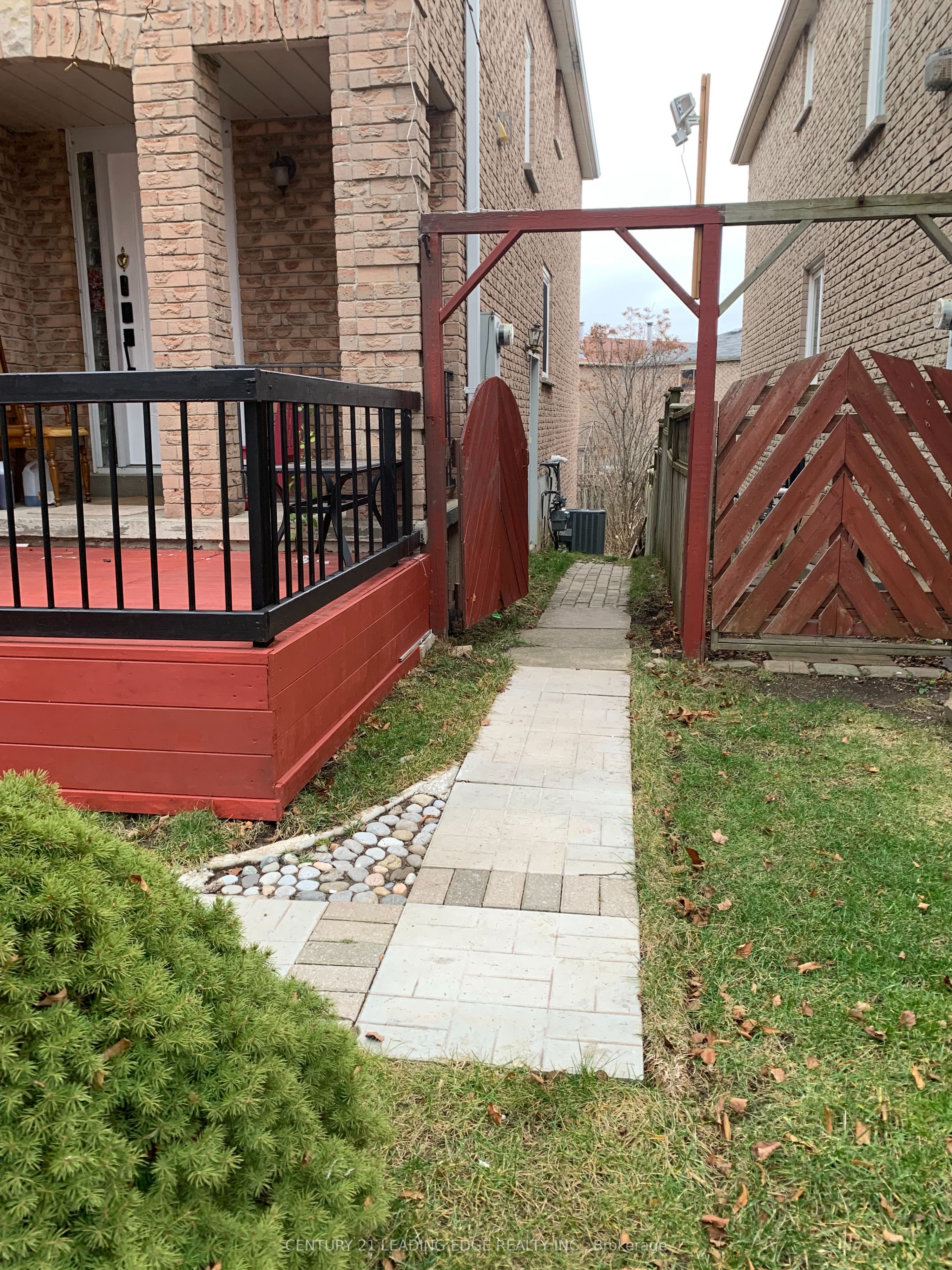 47 Hewitt Crescent E