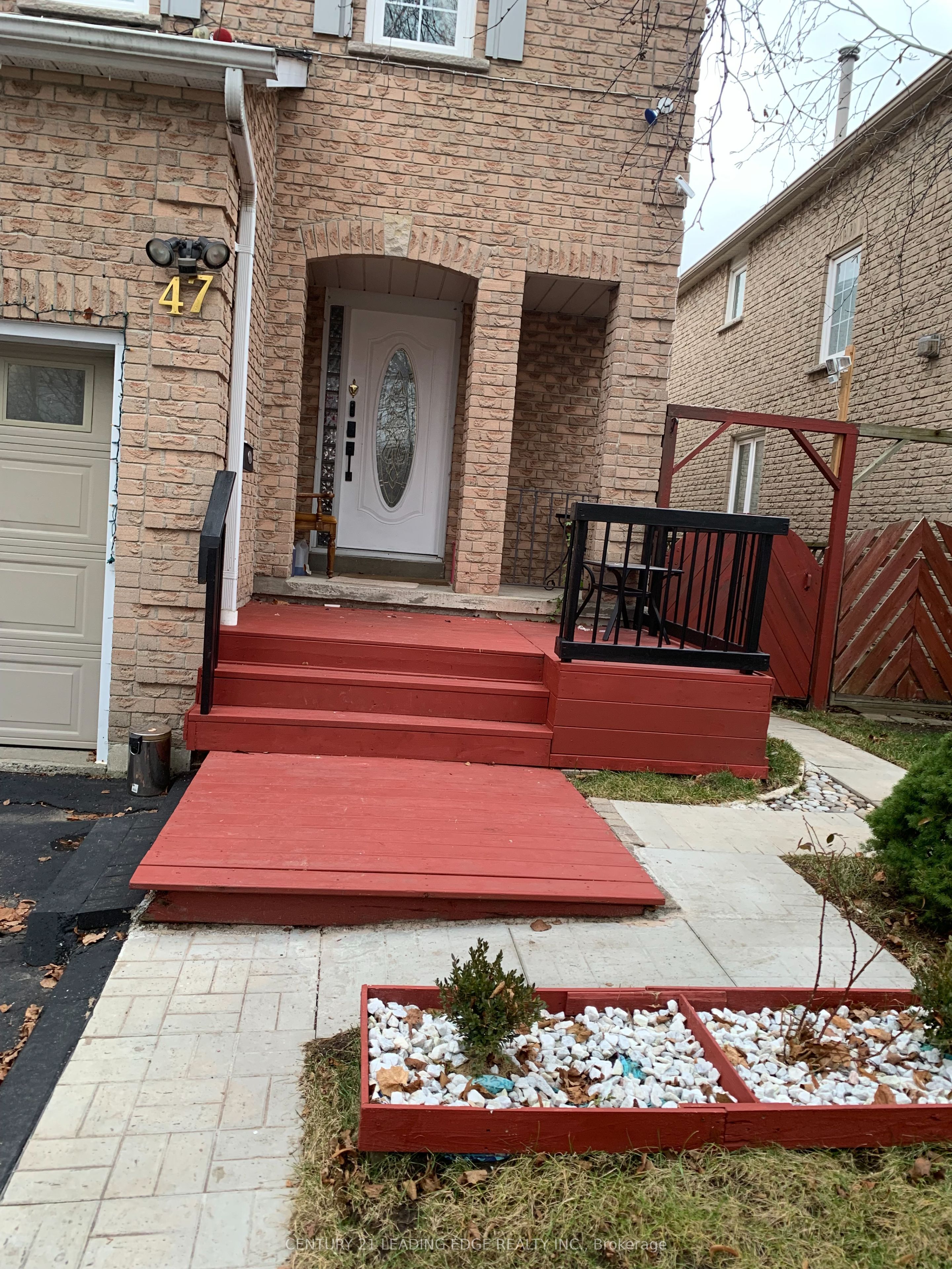 47 Hewitt Crescent E