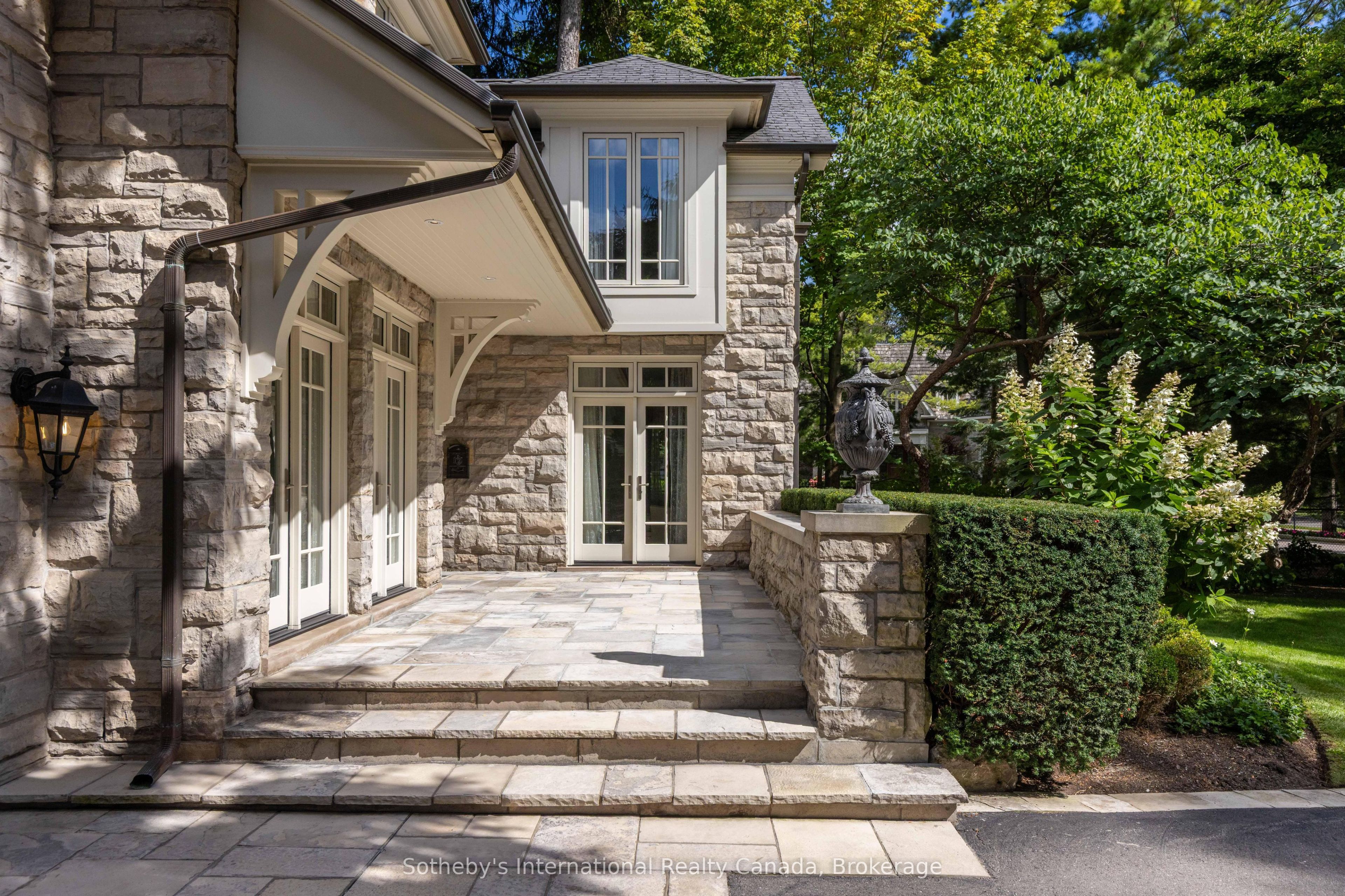 1073 Lakeshore Road E