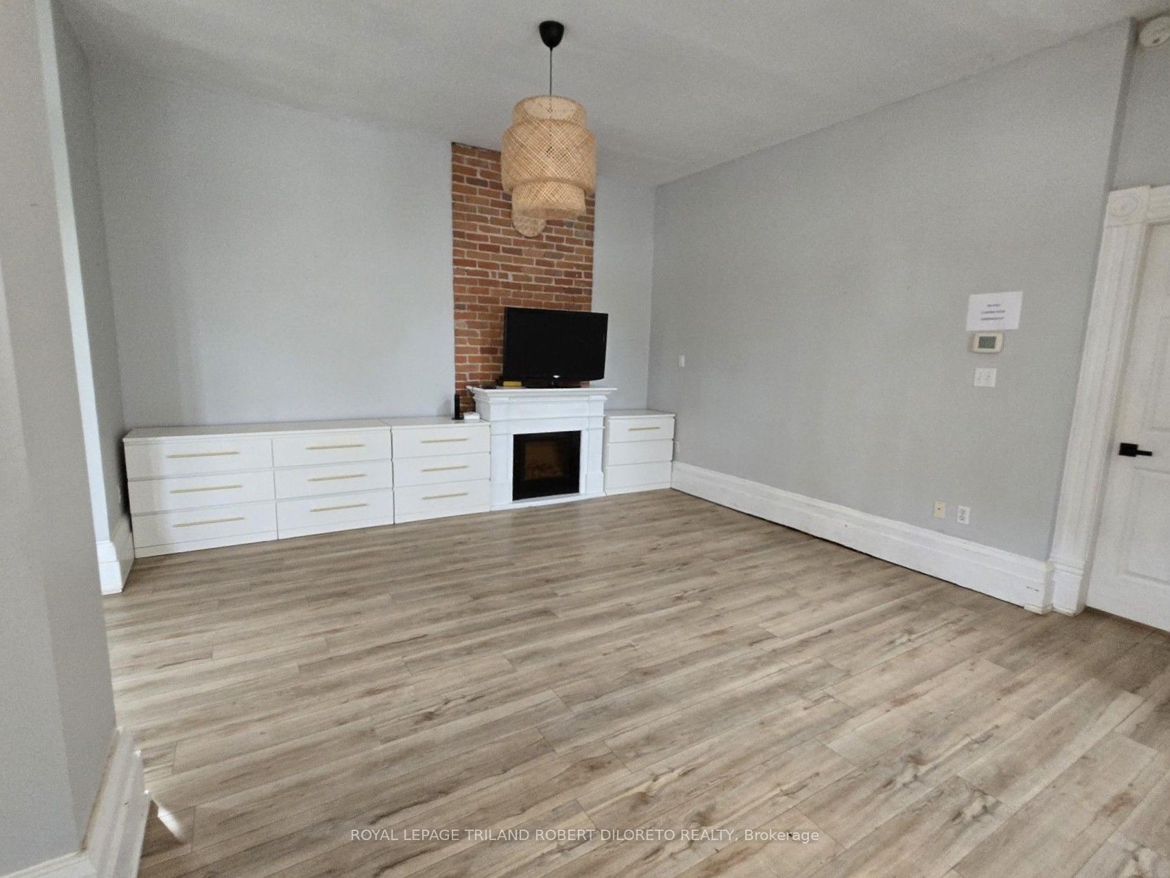 11 Maple Street W