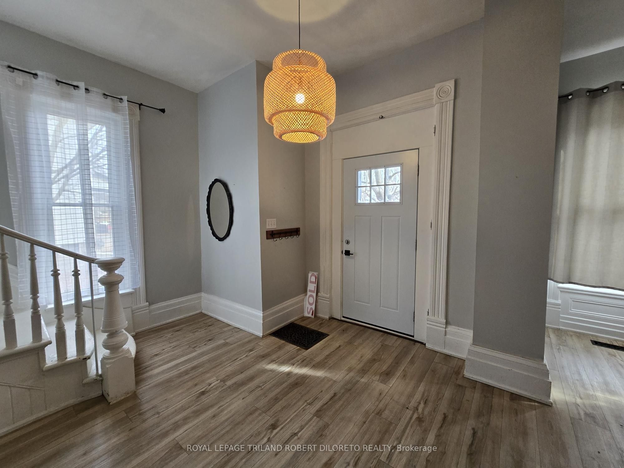 11 Maple Street W
