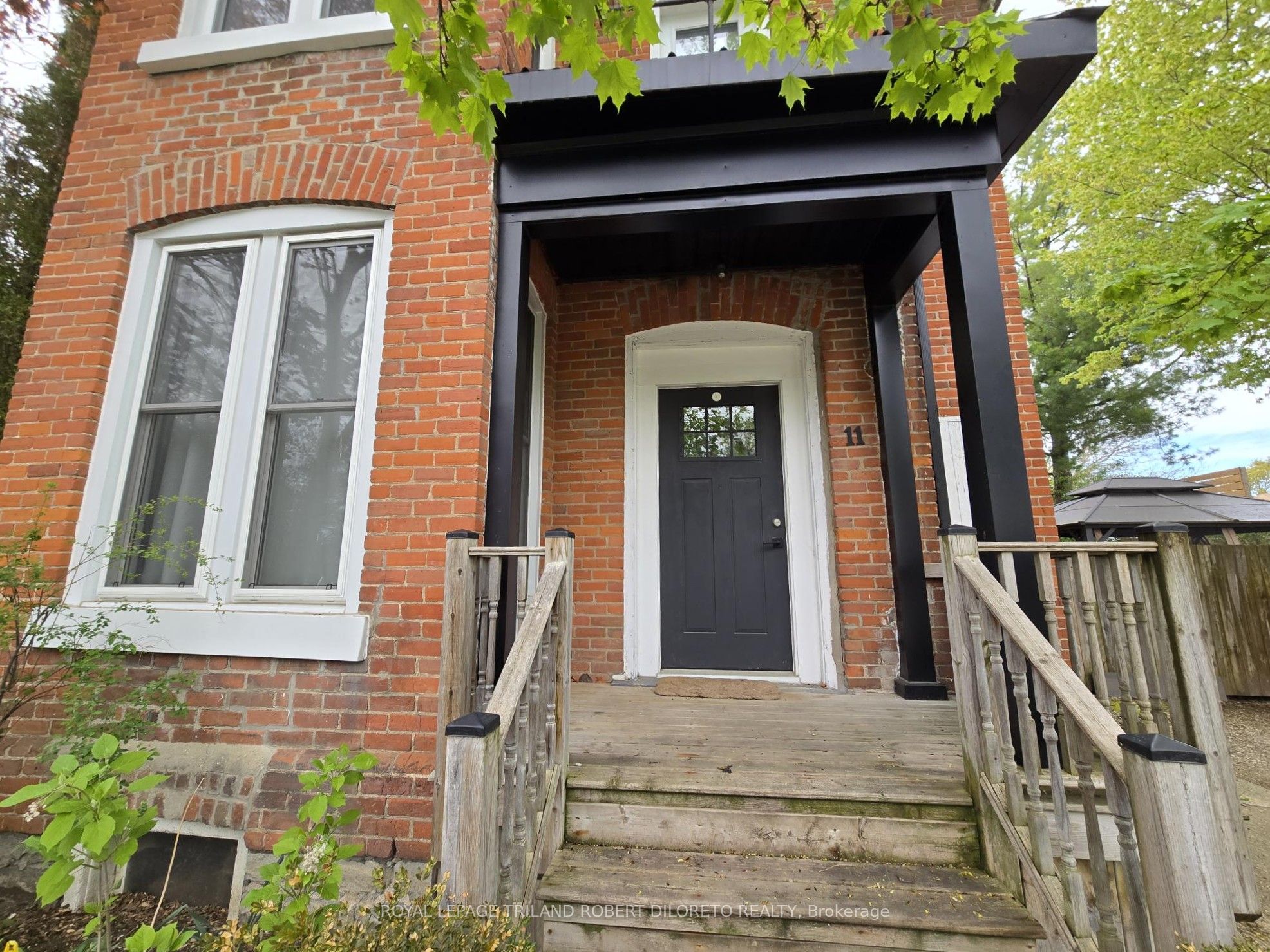 11 Maple Street W
