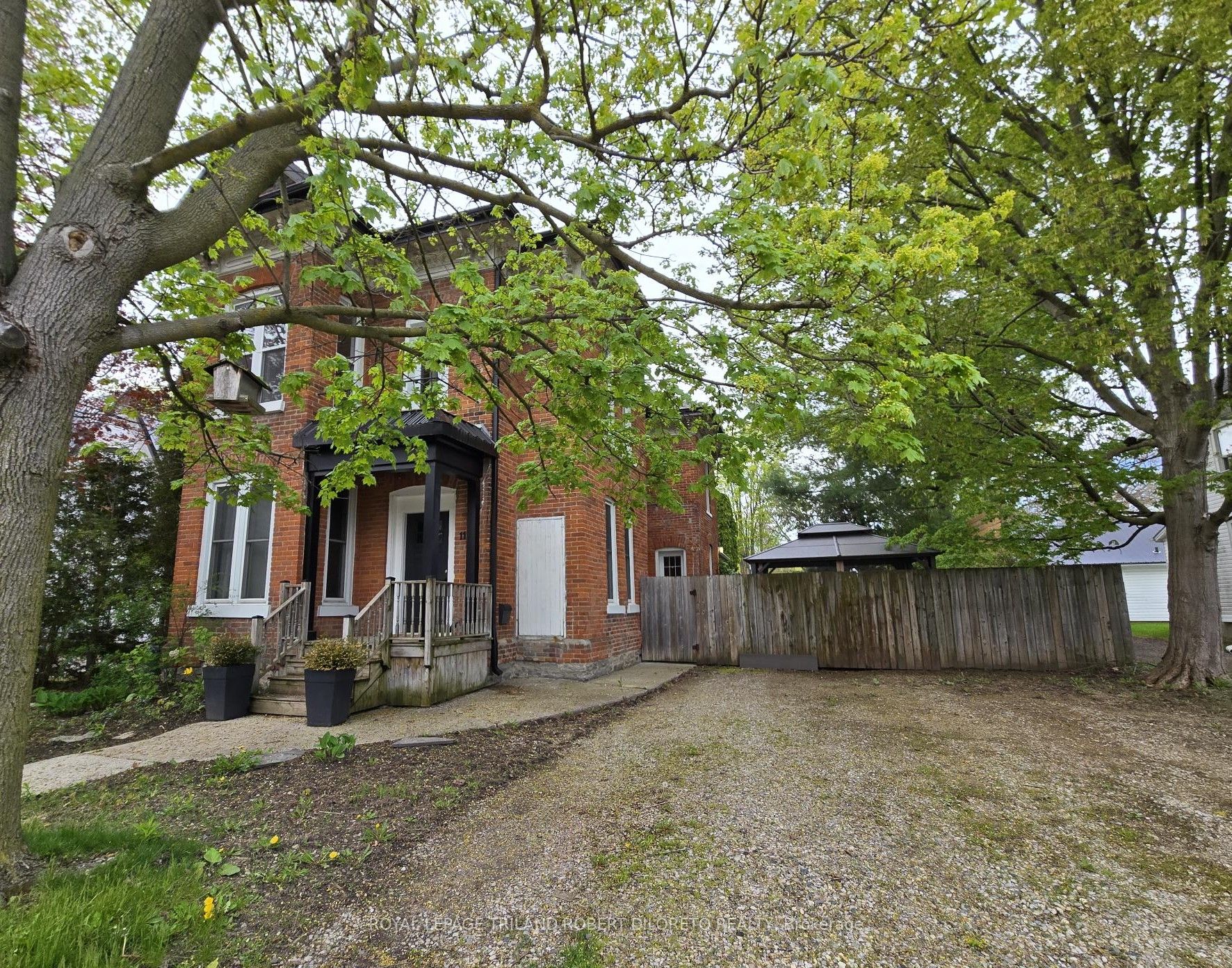 11 Maple Street W