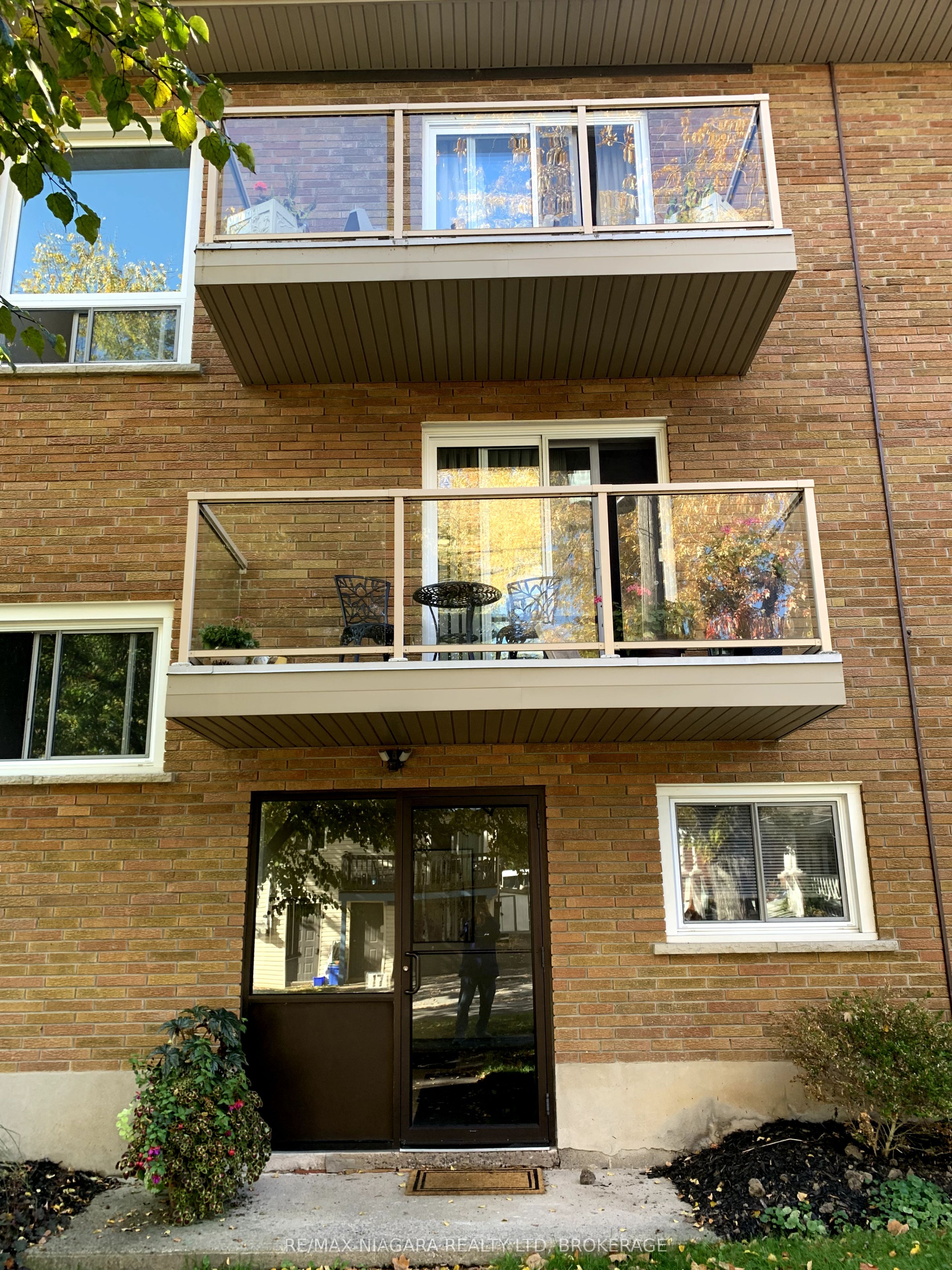 17 Simcoe Street