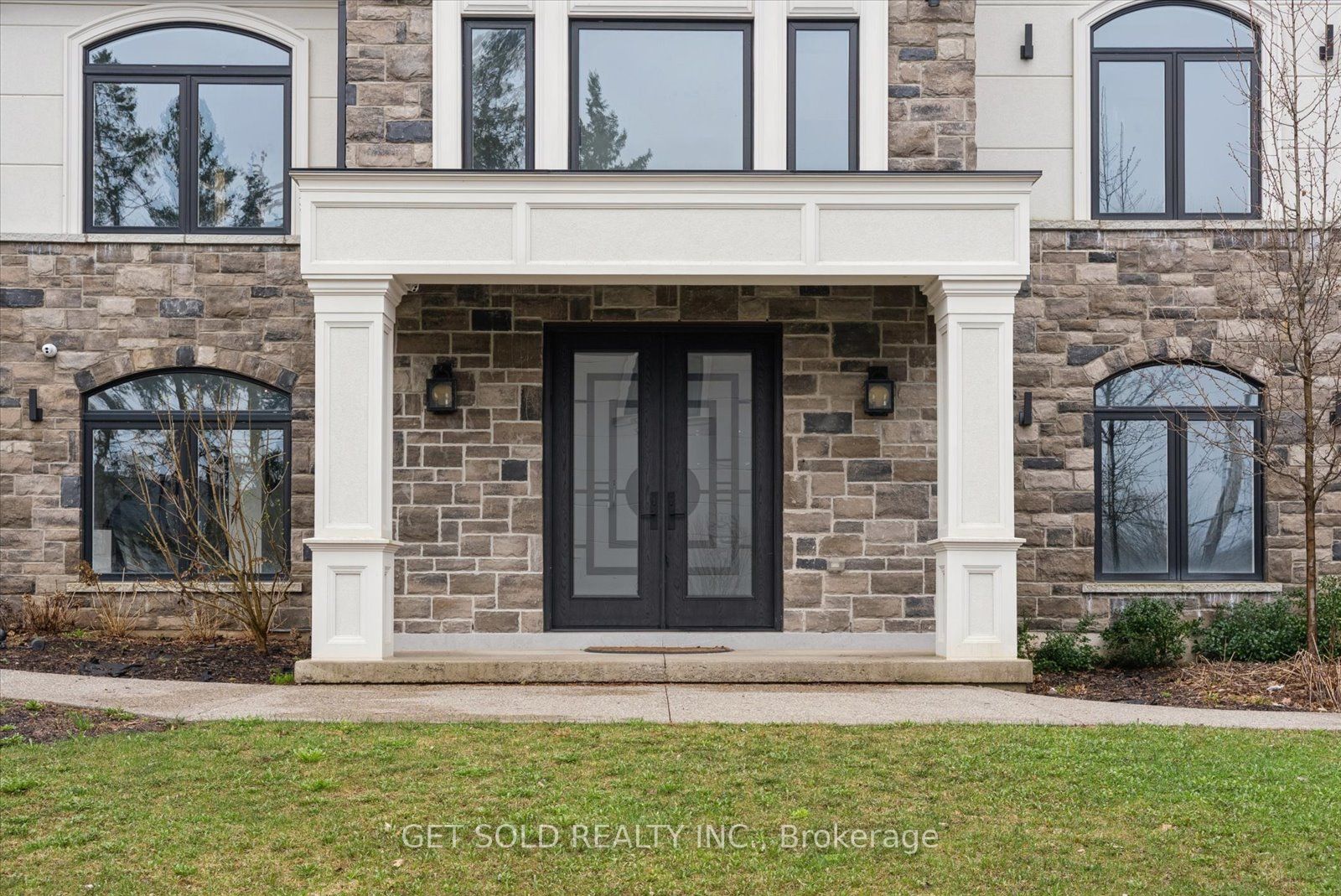 5040 Mount Nemo Crescent