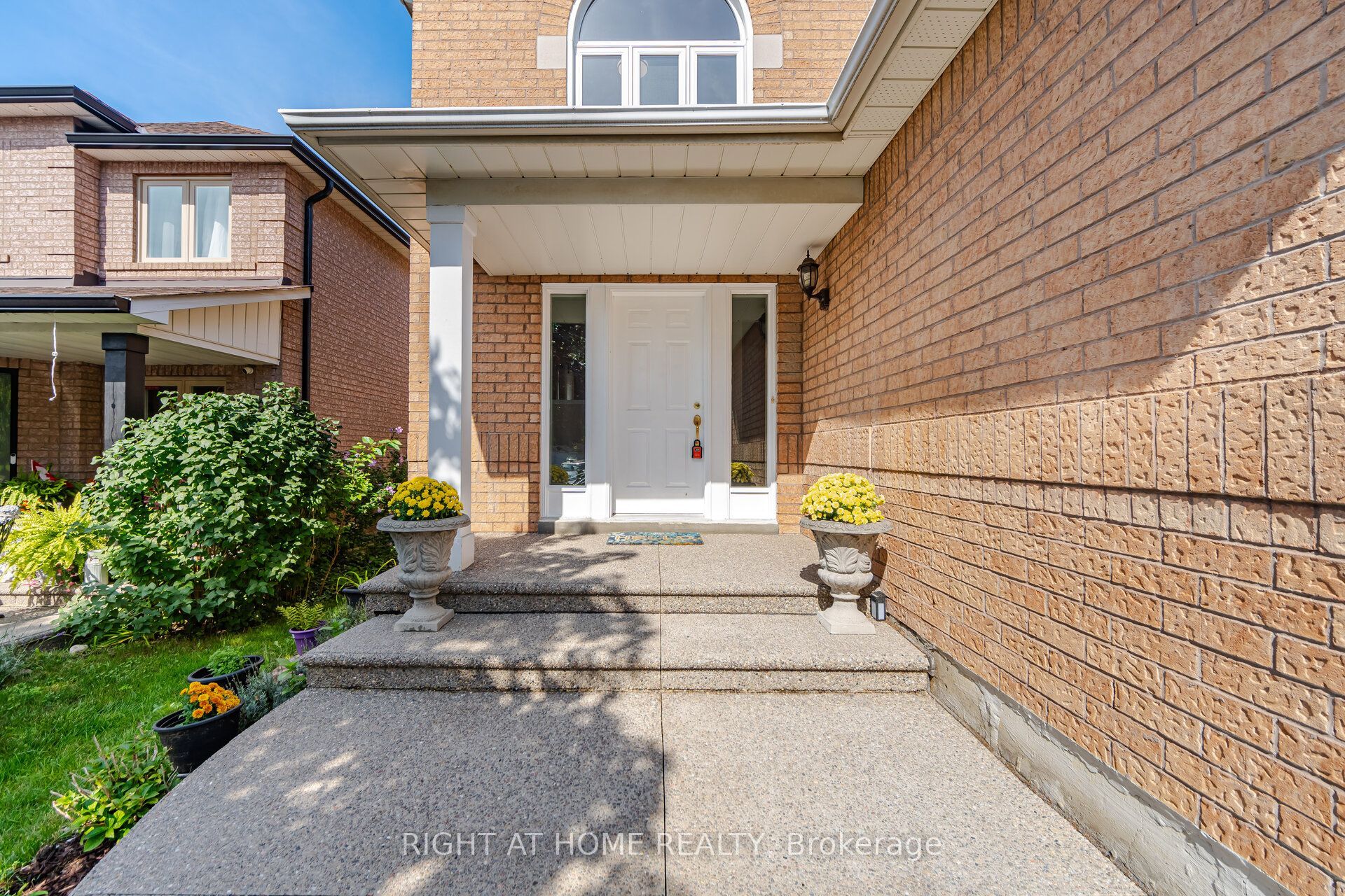 975 Mantle Crescent