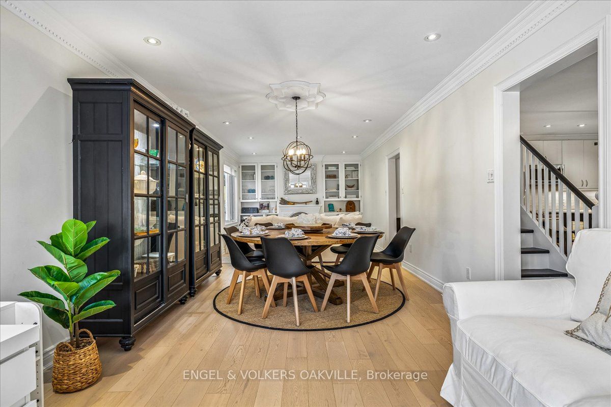 38 John Street S