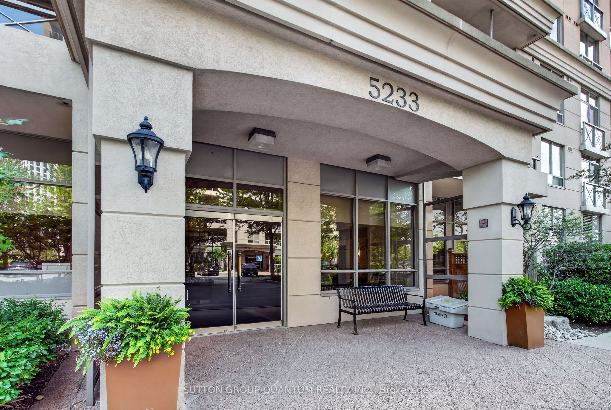 5233 Dundas Street W 723
