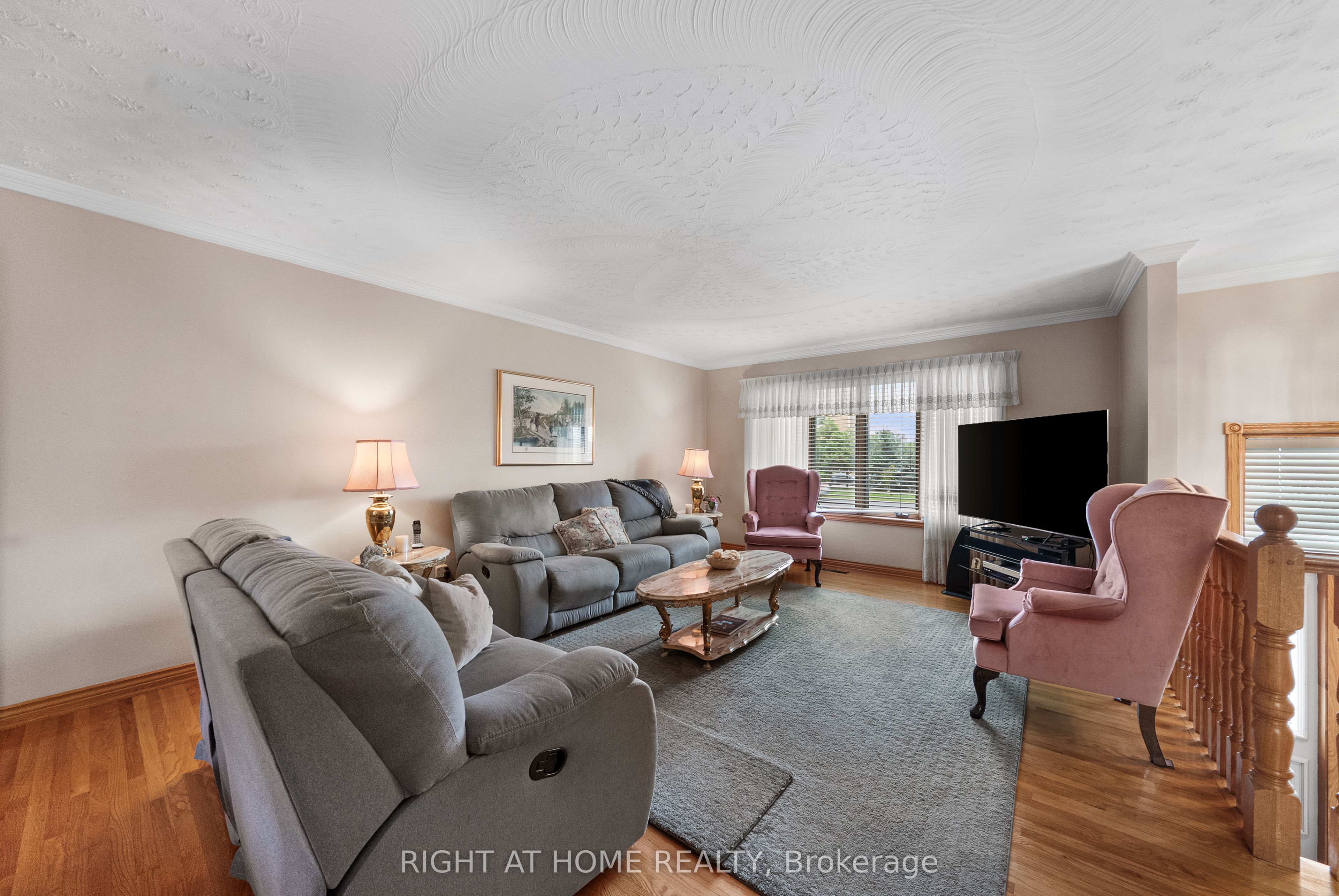 592 Taunton Road W