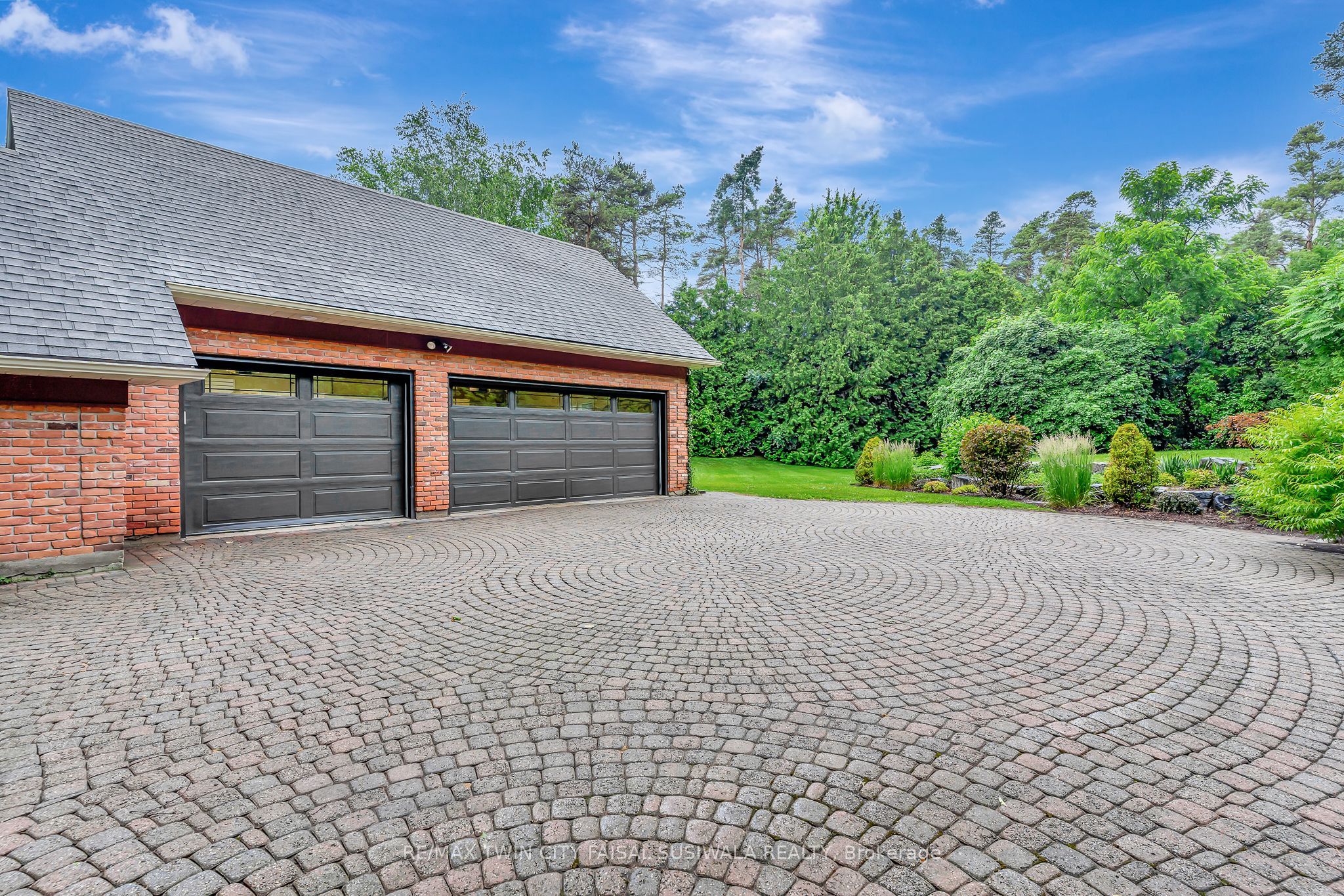 22 Deerpath Court