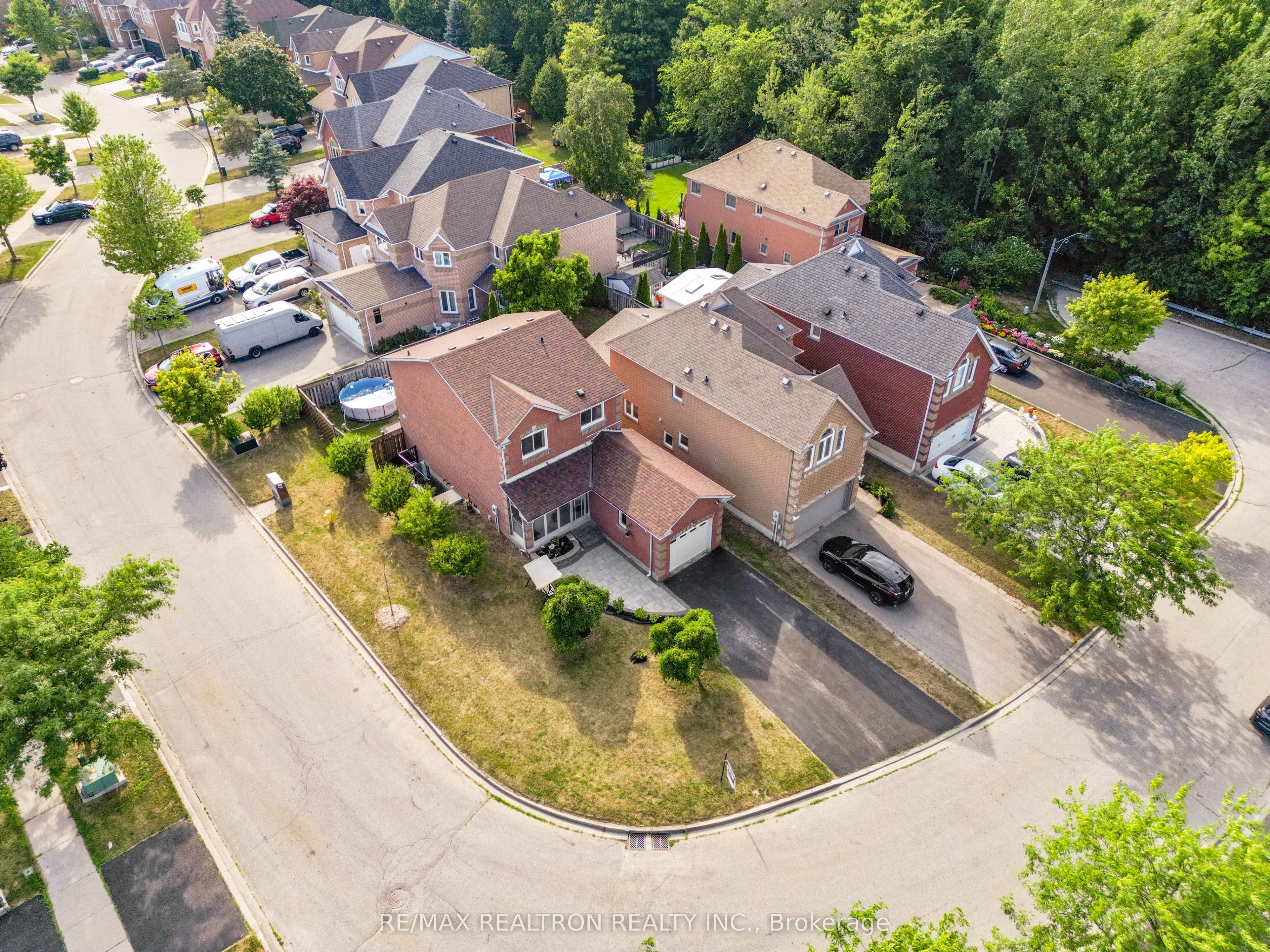 1520 Sandhurst Crescent