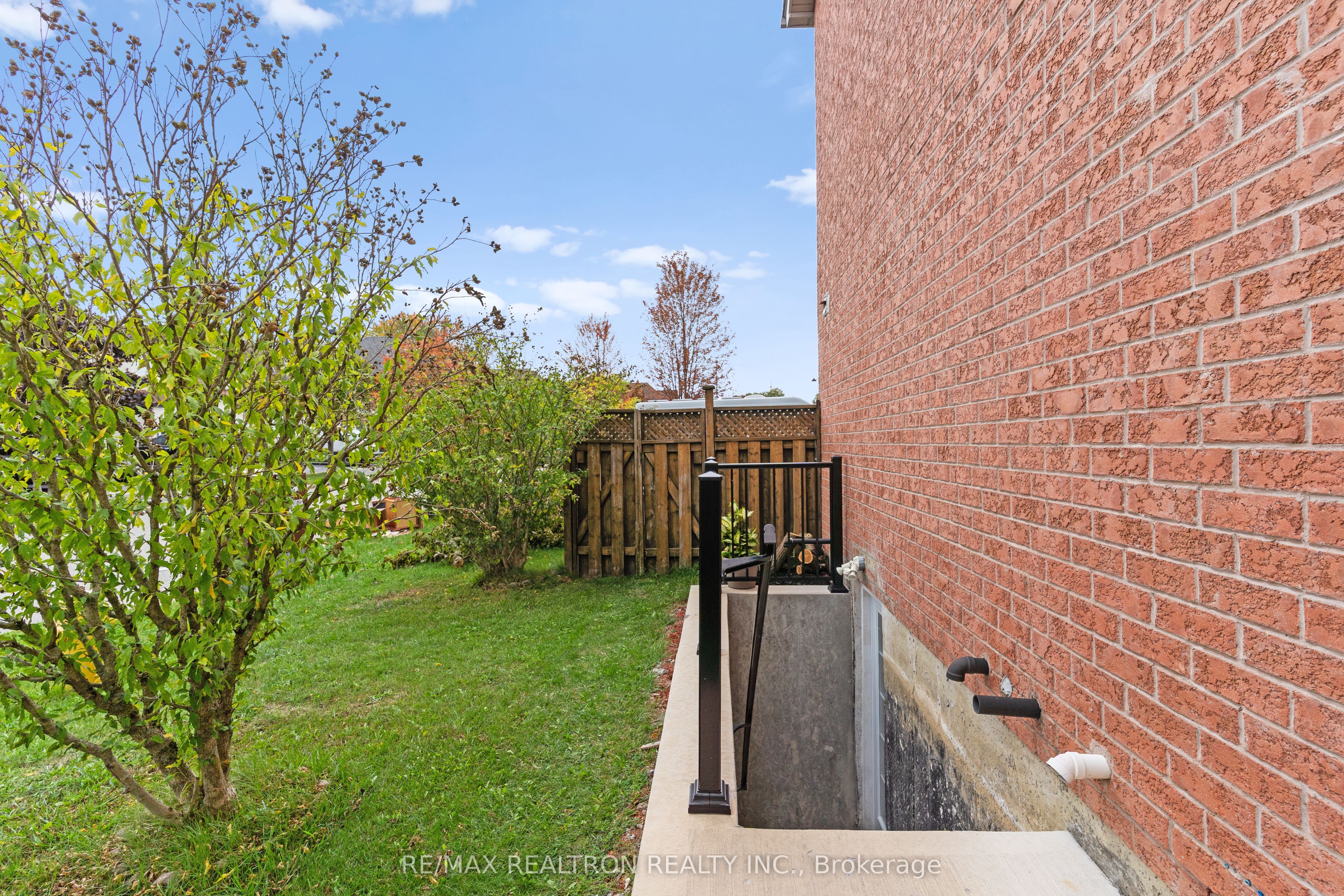 1520 Sandhurst Crescent