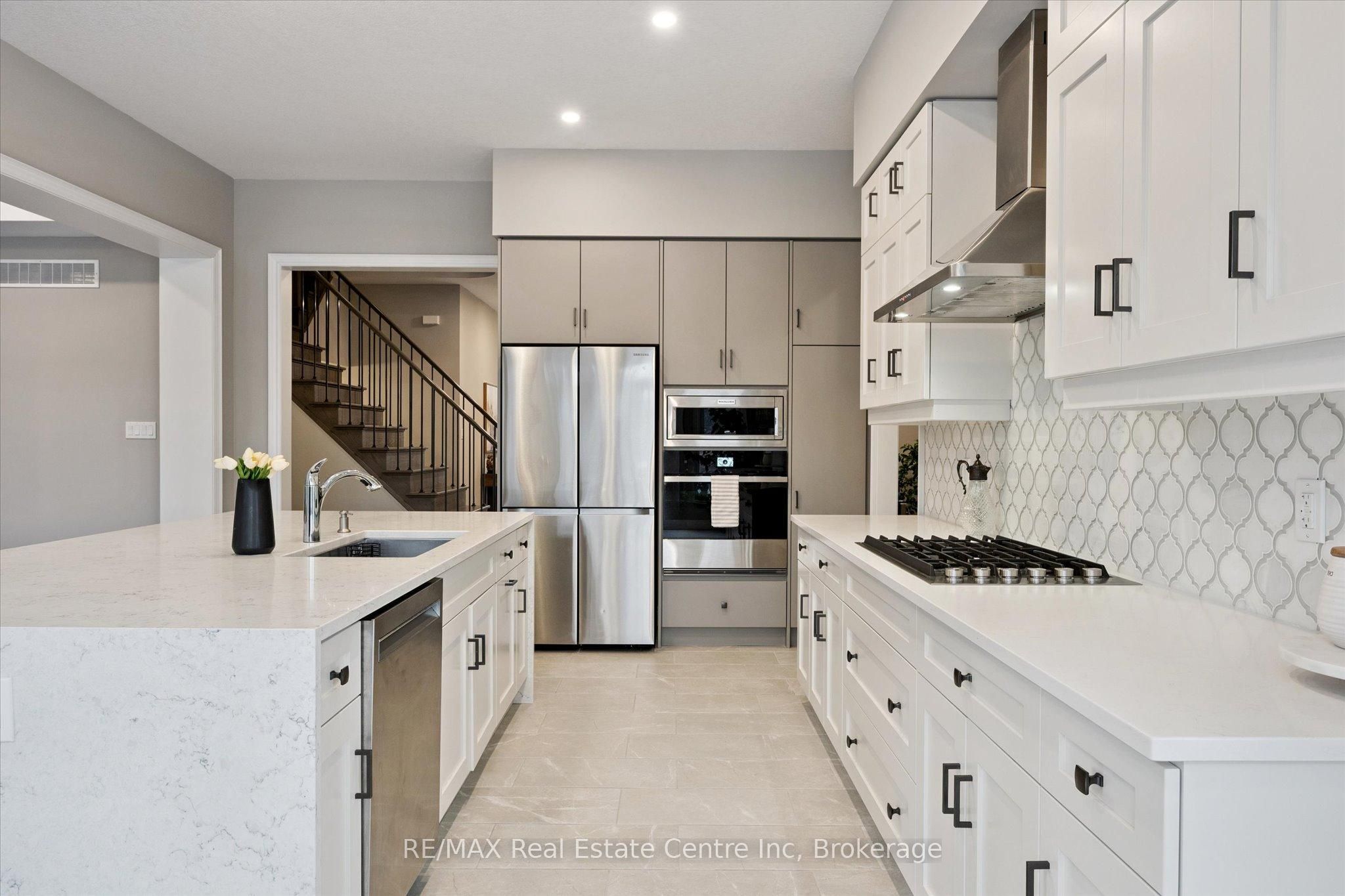 187 Ambrous Crescent