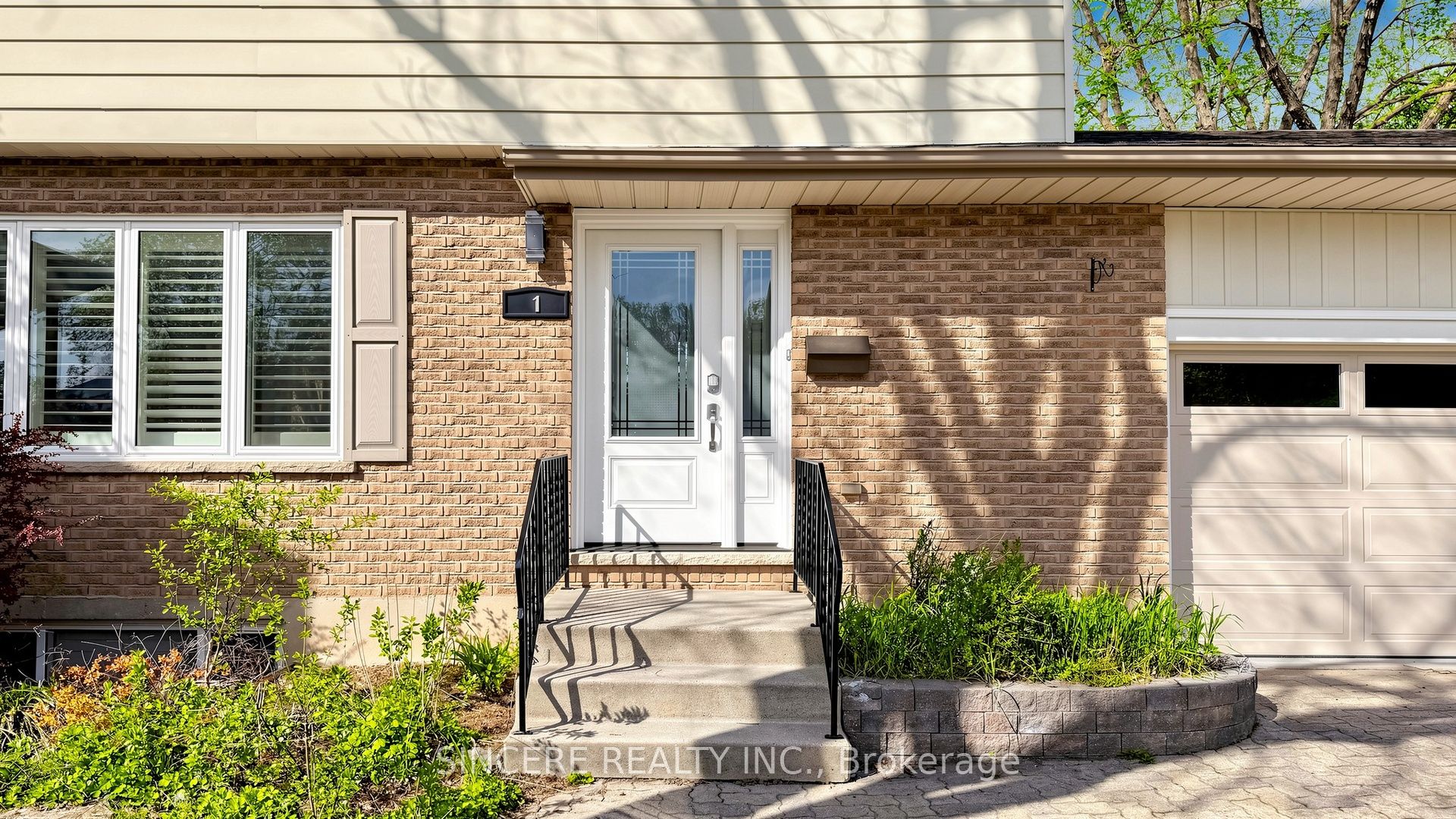 592 Canewood Crescent