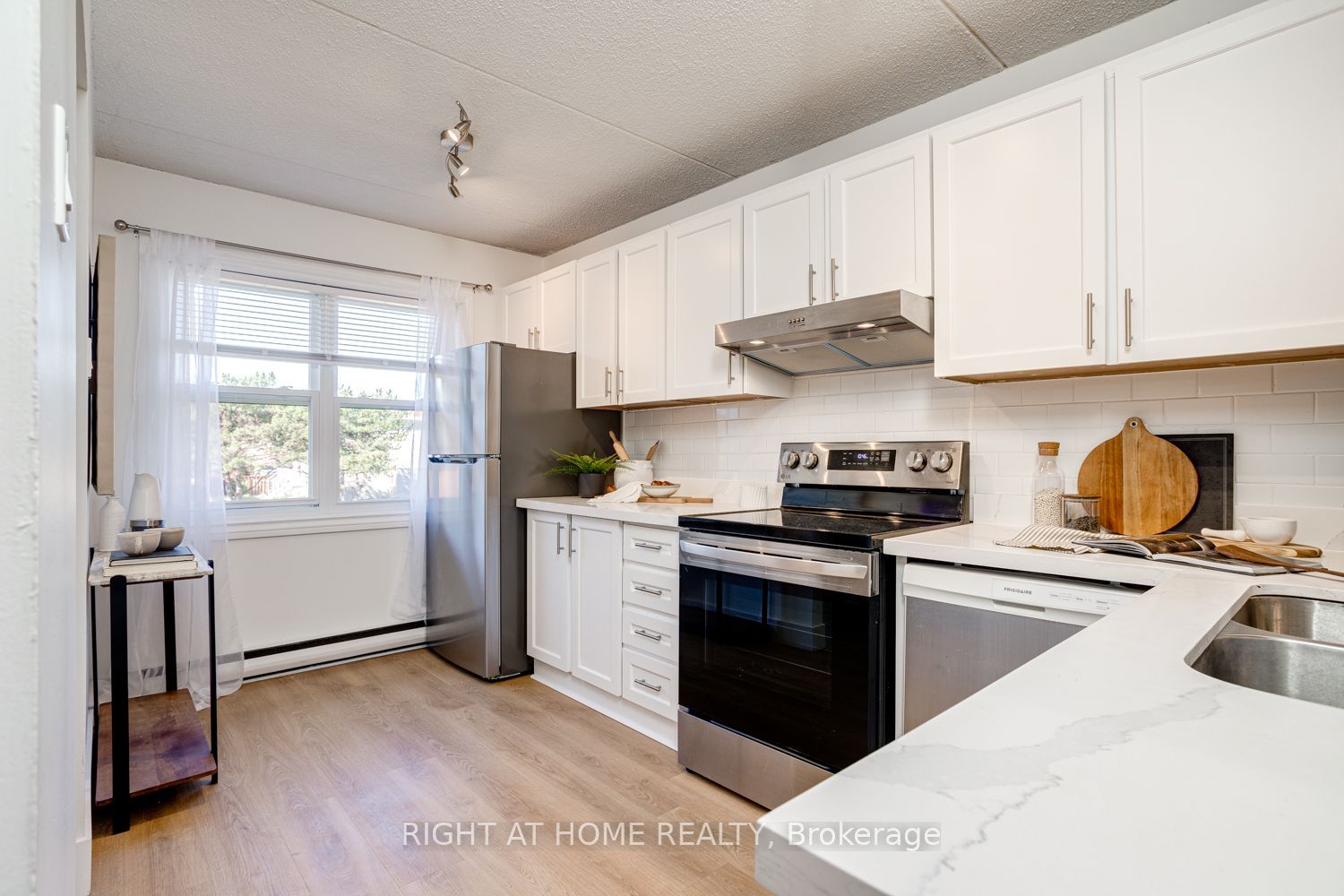 580 Mary Street E 207