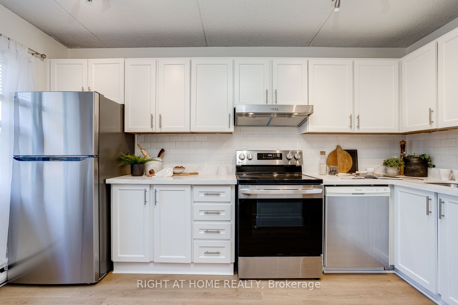 580 Mary Street E 207