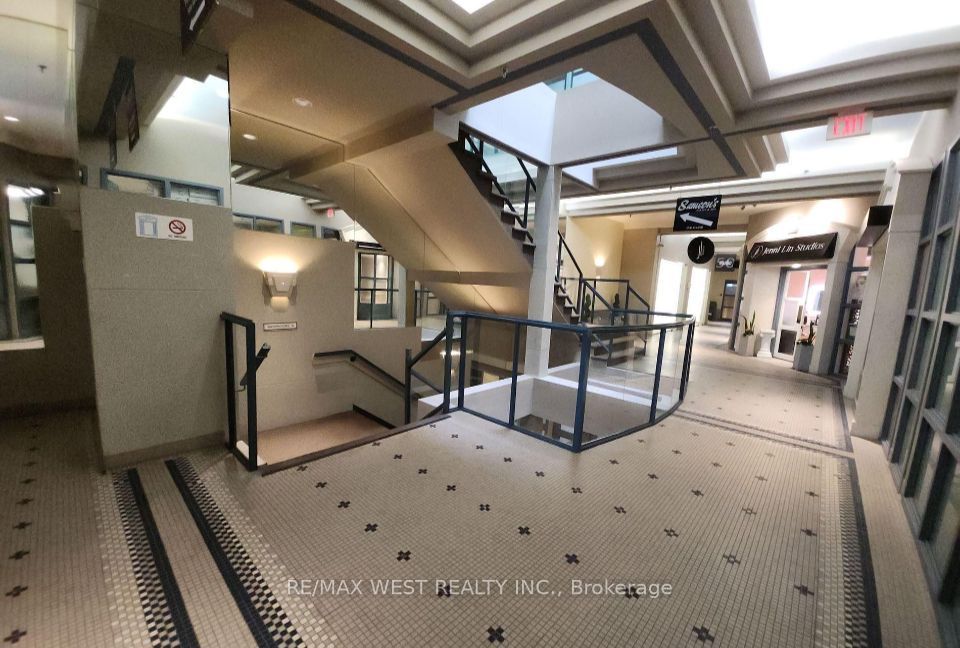 50 Dunlop Street E