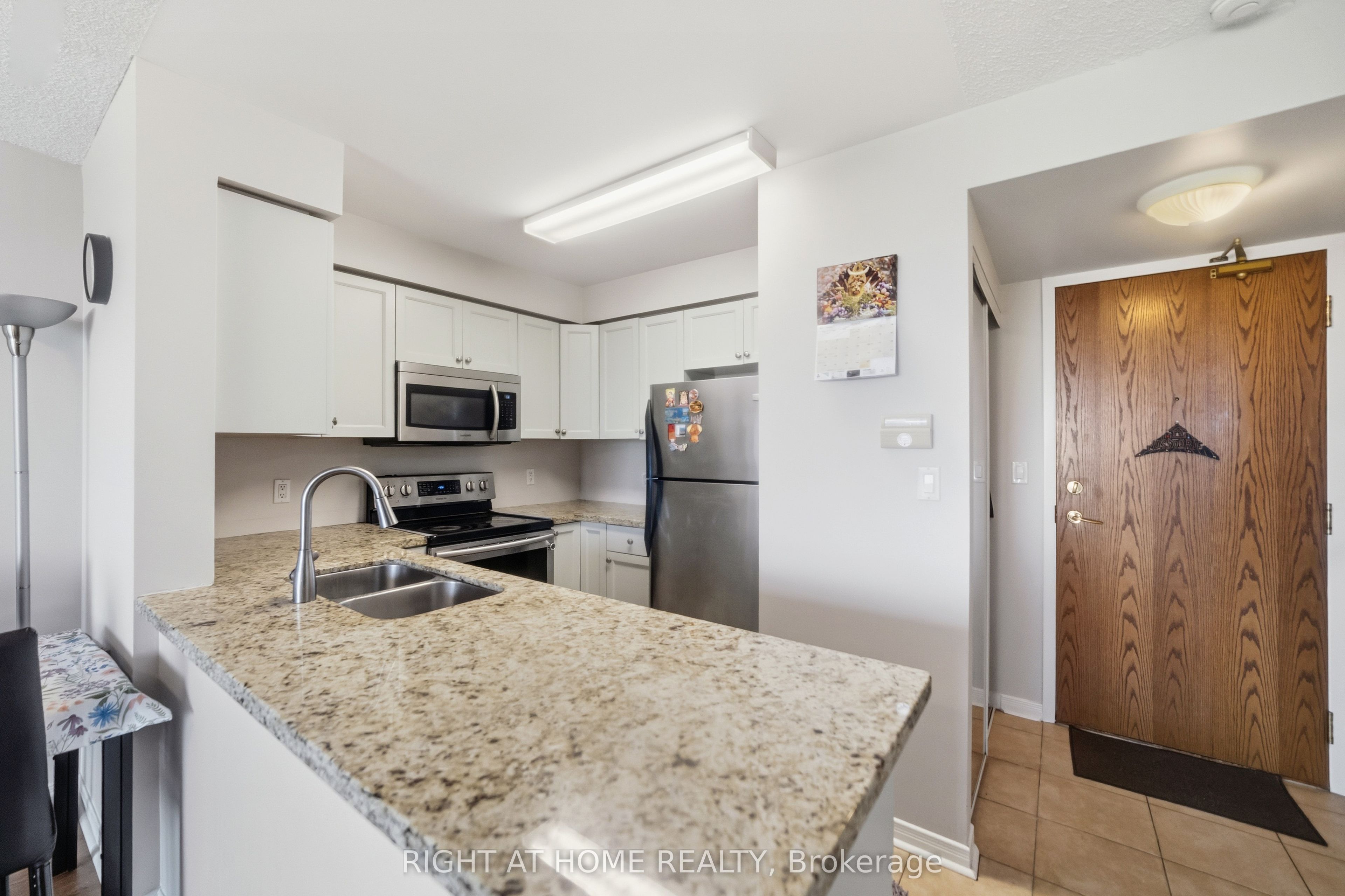 4879 KIMBERMOUNT Avenue 607