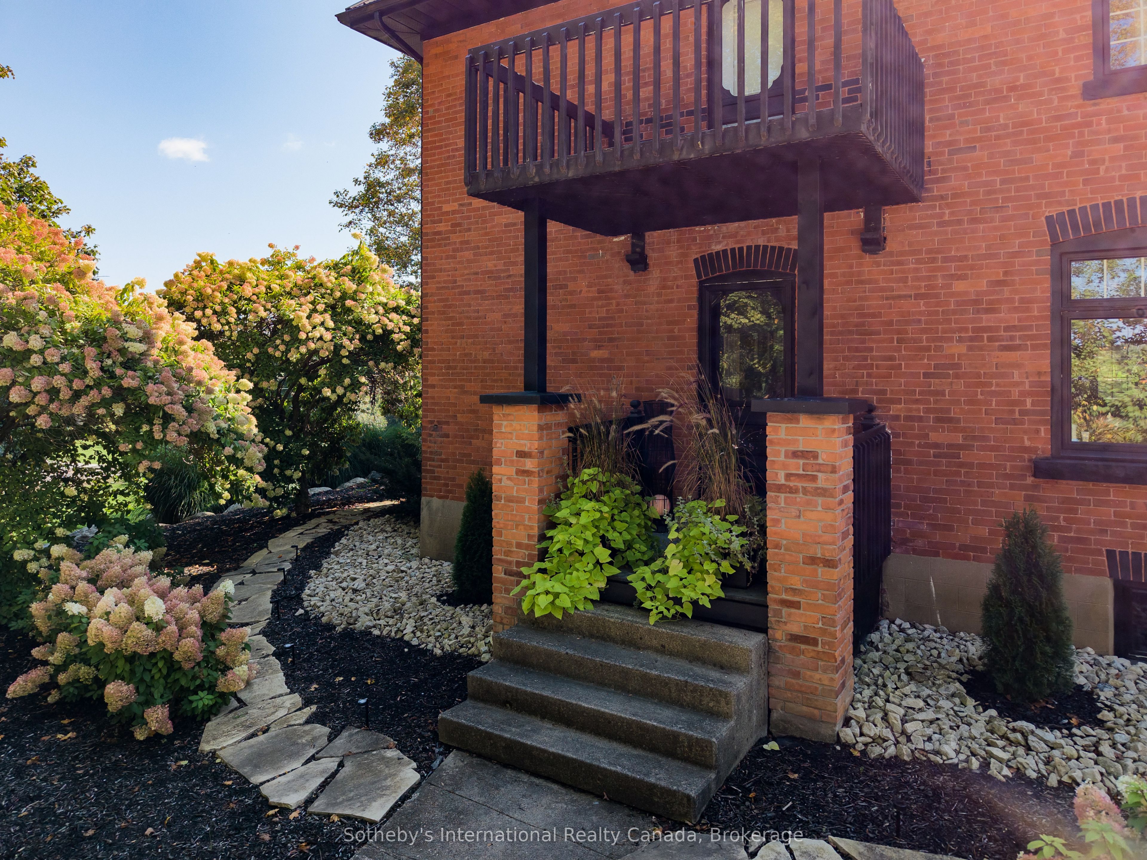 137840 GREY 12 Road