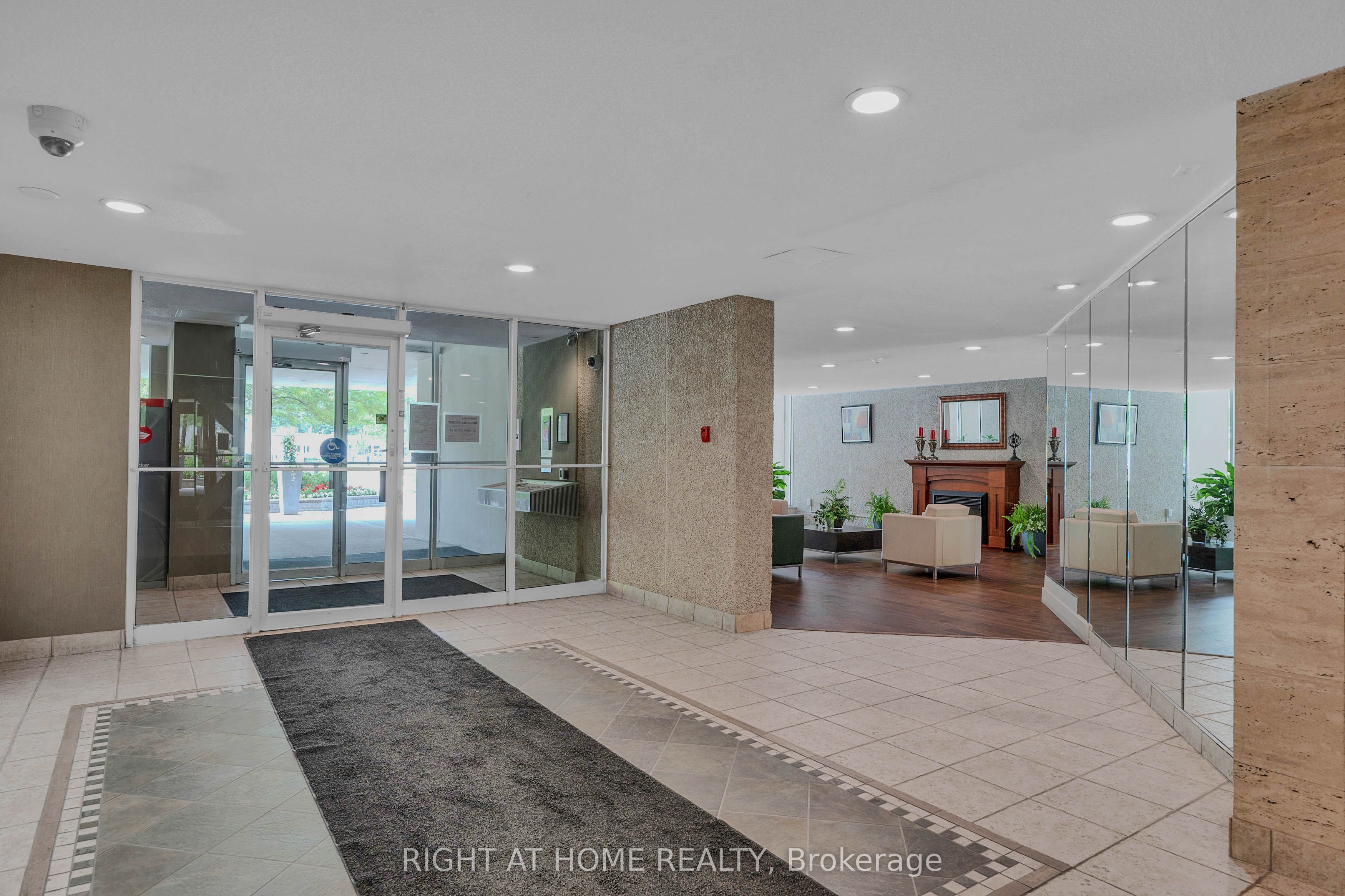 812 Burnhamthorpe Road 609
