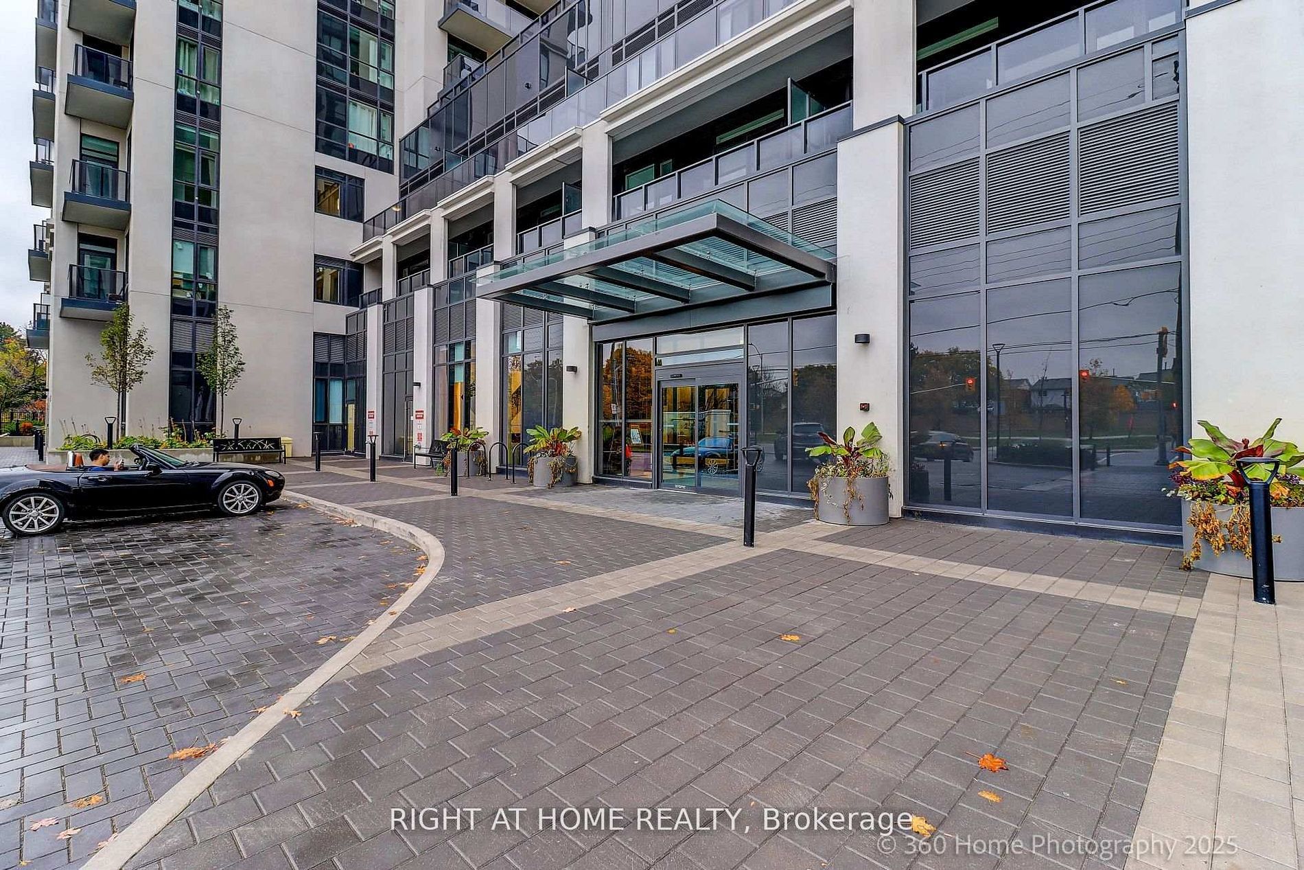 202 Burnhamthorpe Road E 605