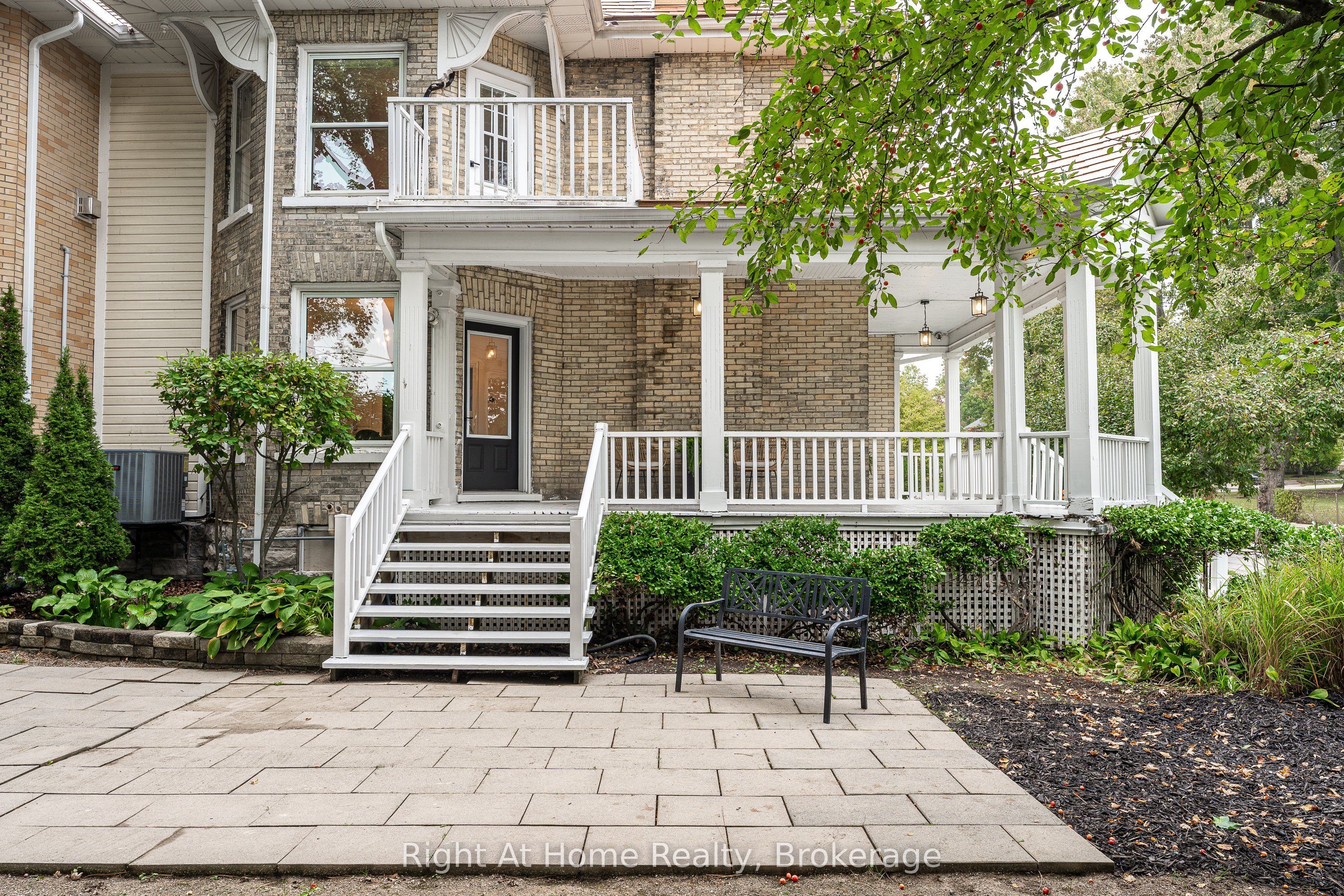 18 Waterloo Street N