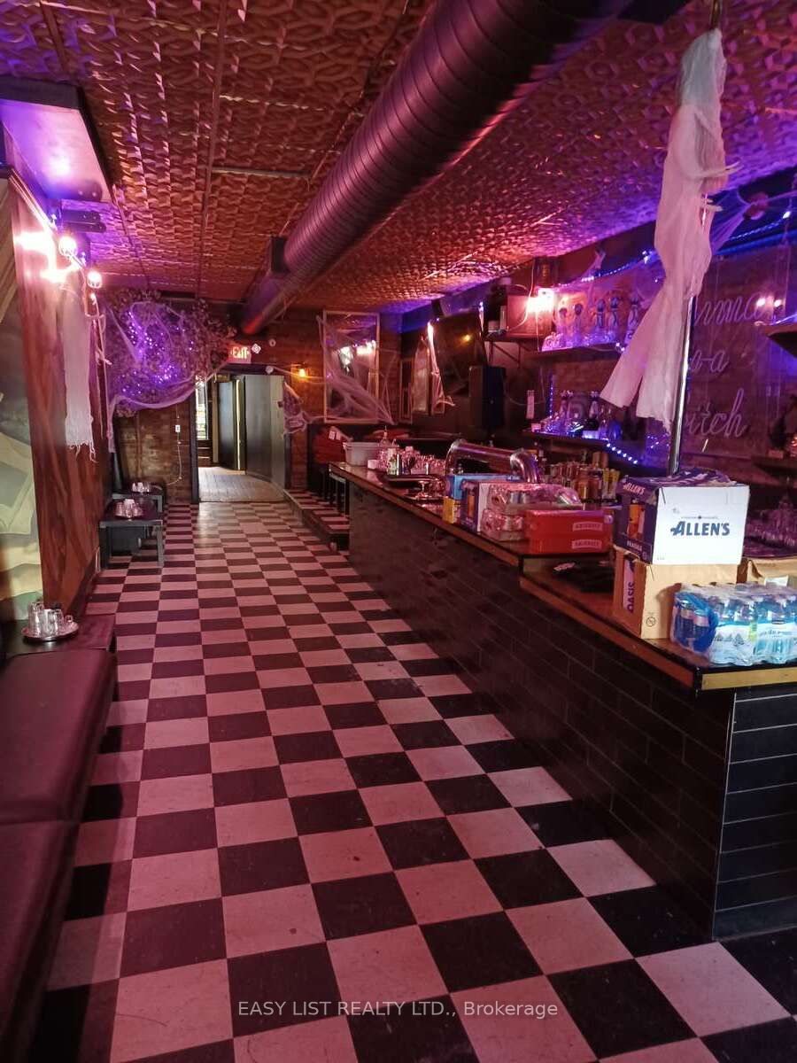 512 Queen Street W