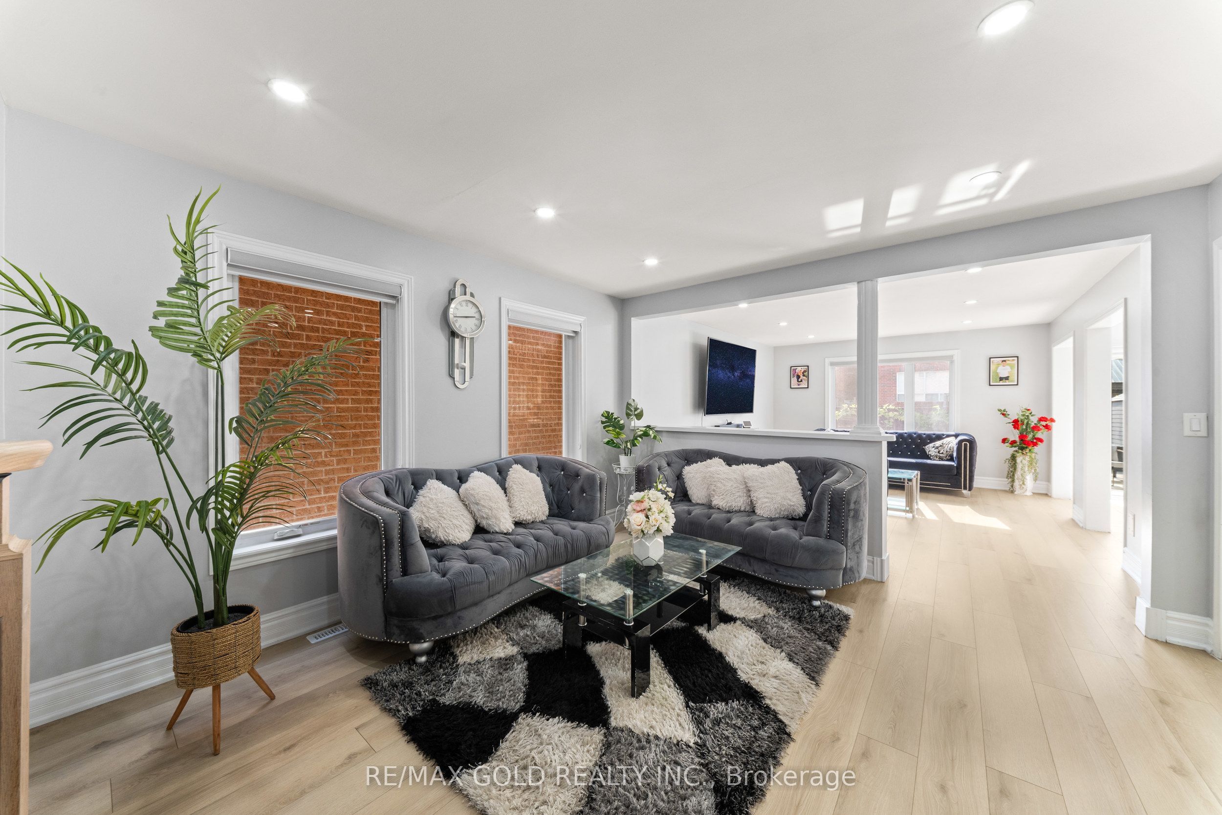 8 Bayridge Drive