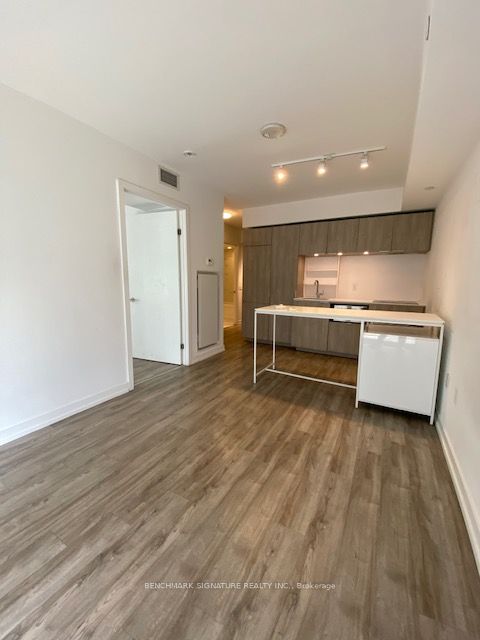 77 Shuter Street 603