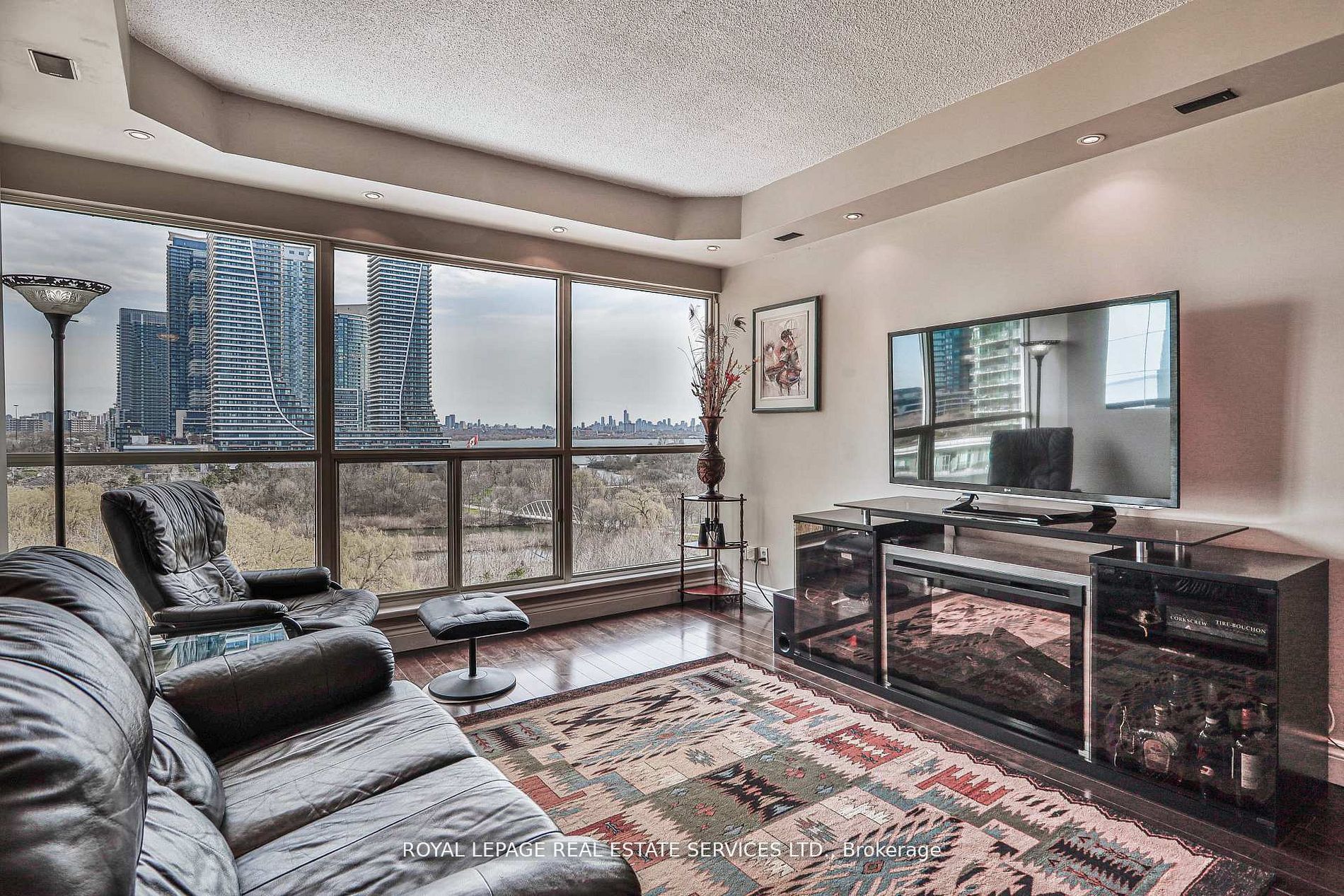 2261 Lake shore Boulevard W 1010